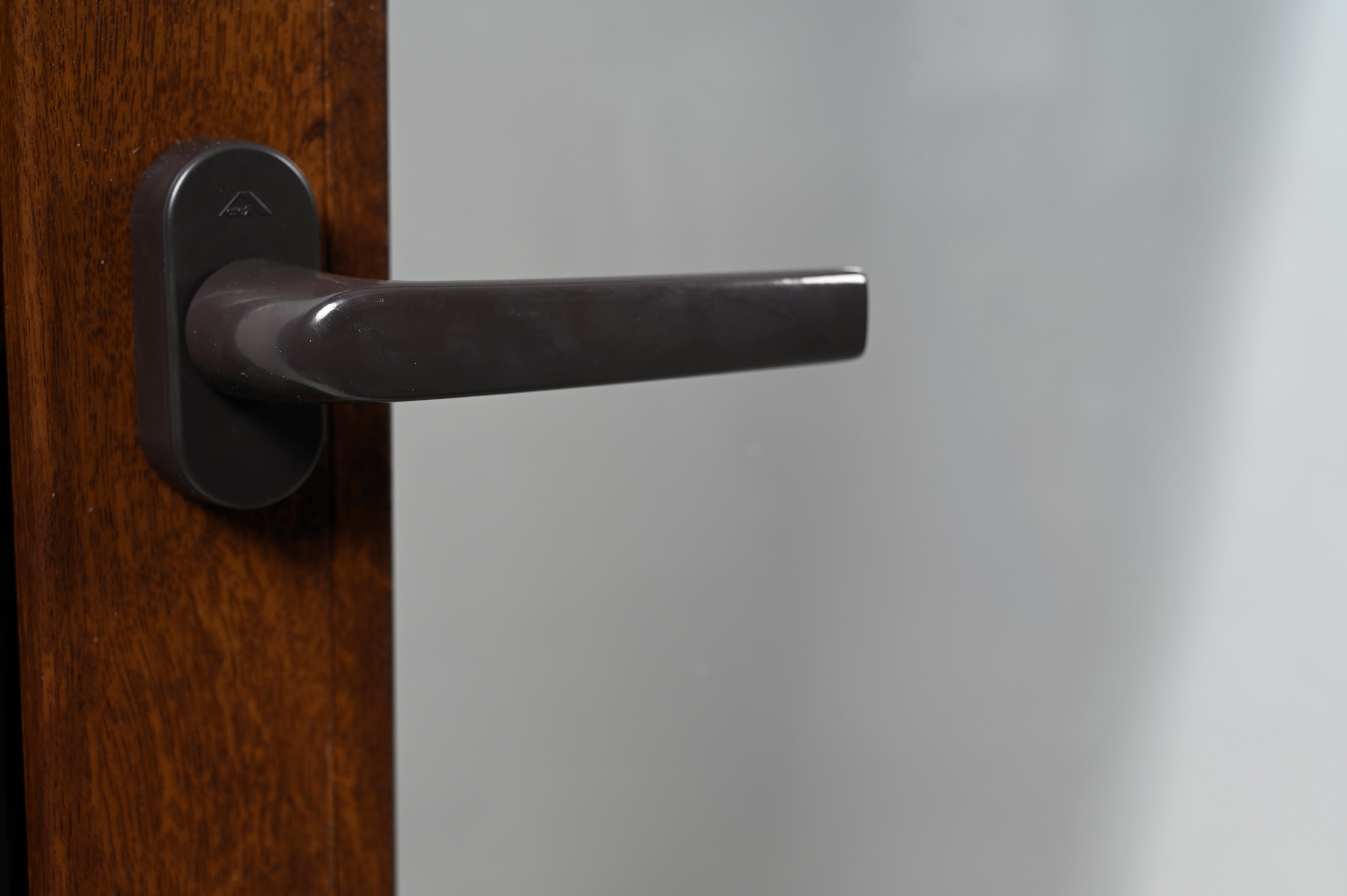 Balconera PVC ARTENS nogal oscilobatiente con persiana guía mosquitera 85X229cm - 16