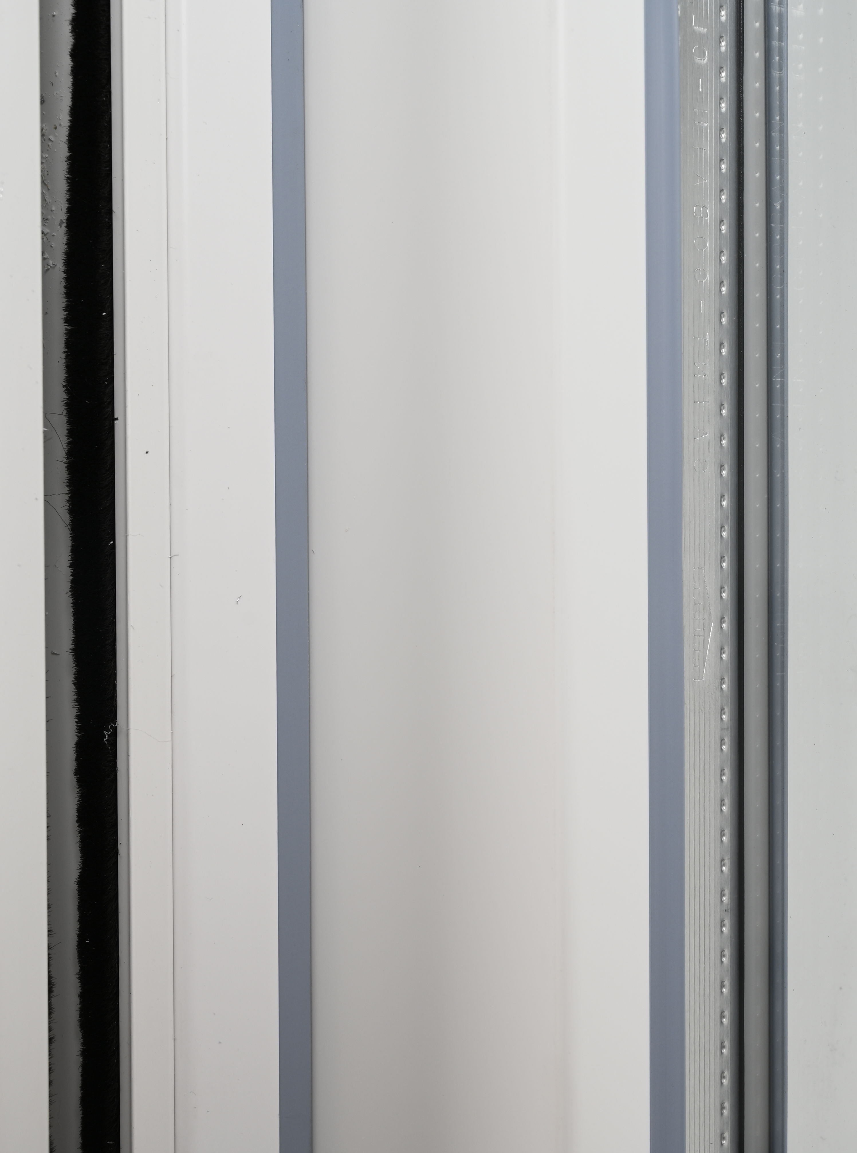 Ventana PVC ISOXA blanca oscilobatiente derecha con persiana 75X119 cm - 16