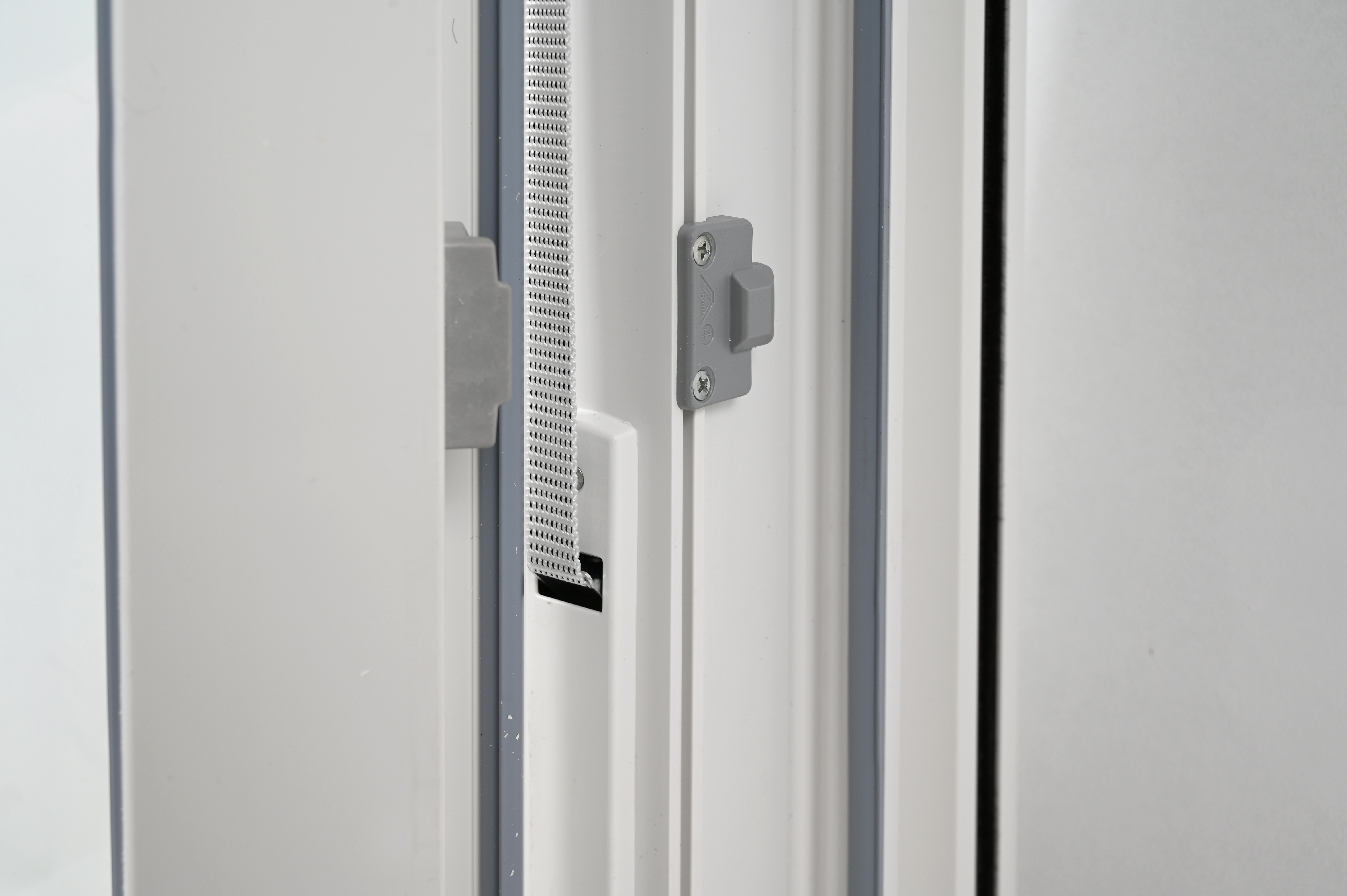Ventana PVC ISOXA blanca oscilobatiente con persiana y guía de 100X119 cm - 18