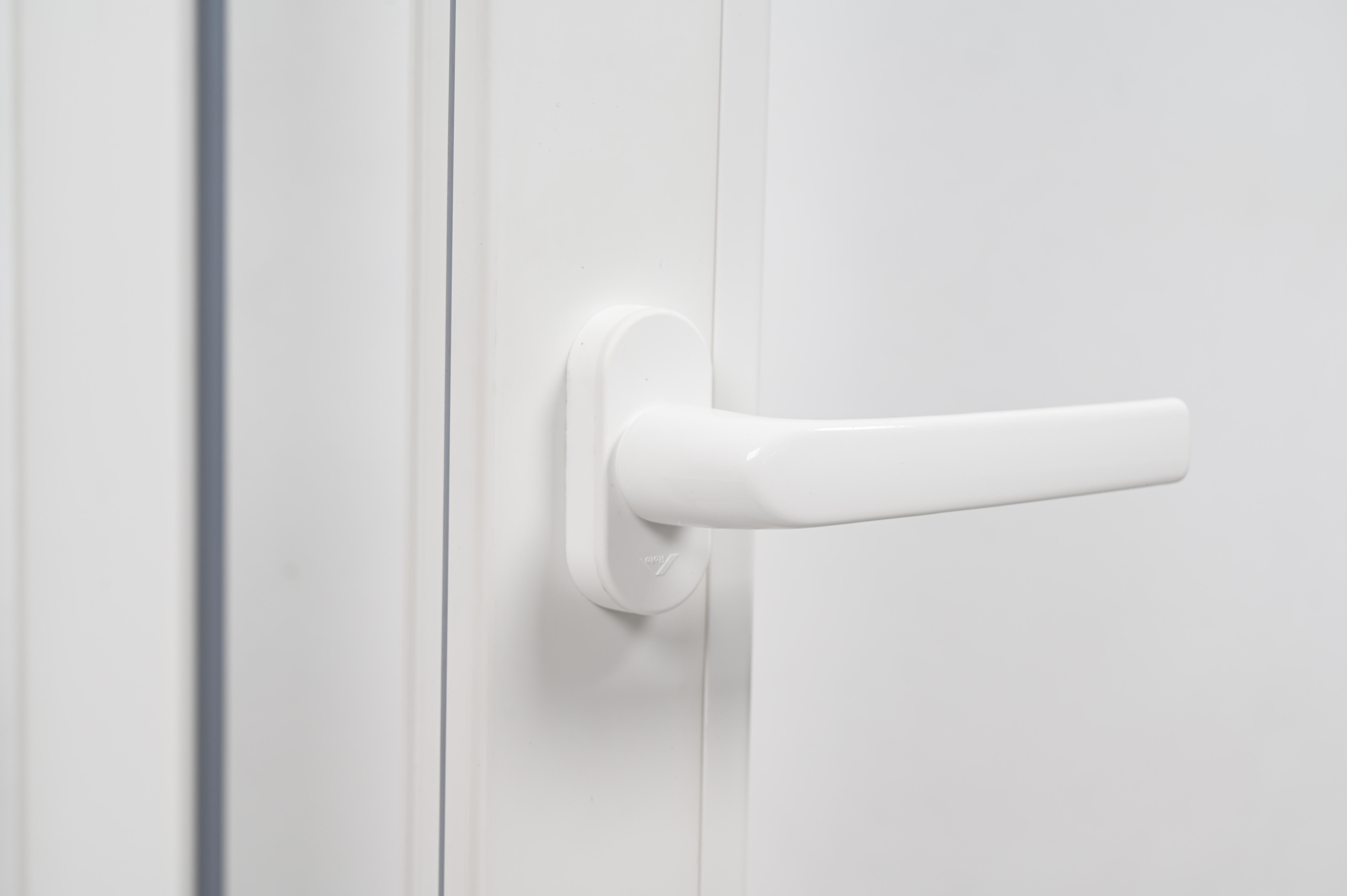 Balconera PVC blanca practicable con cerradura 90X200 cm - 12