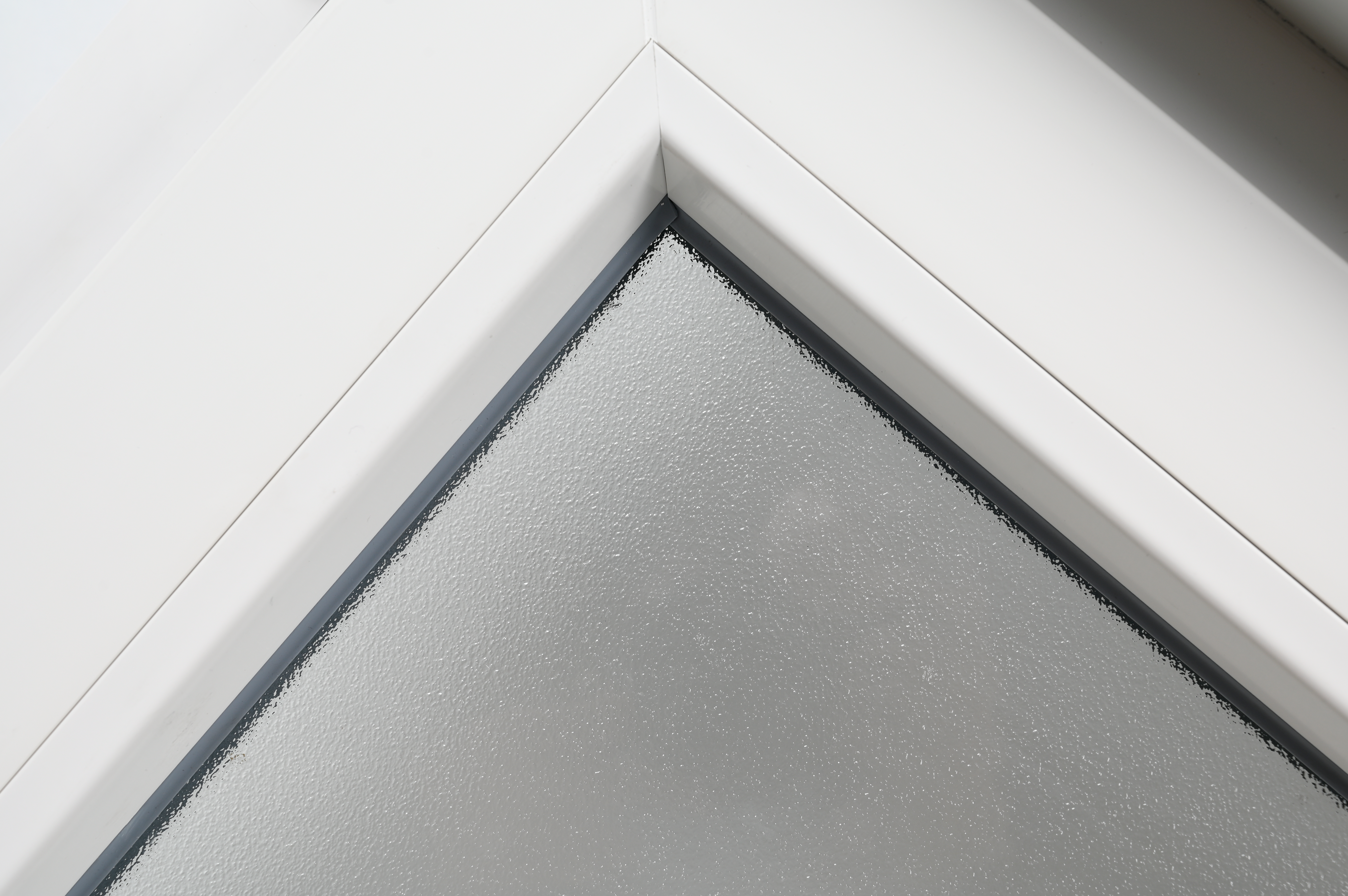 Ventana PVC ISOXA blanca oscilobatiente izquierda con persiana guía mosquitera 60X119 cm - 12