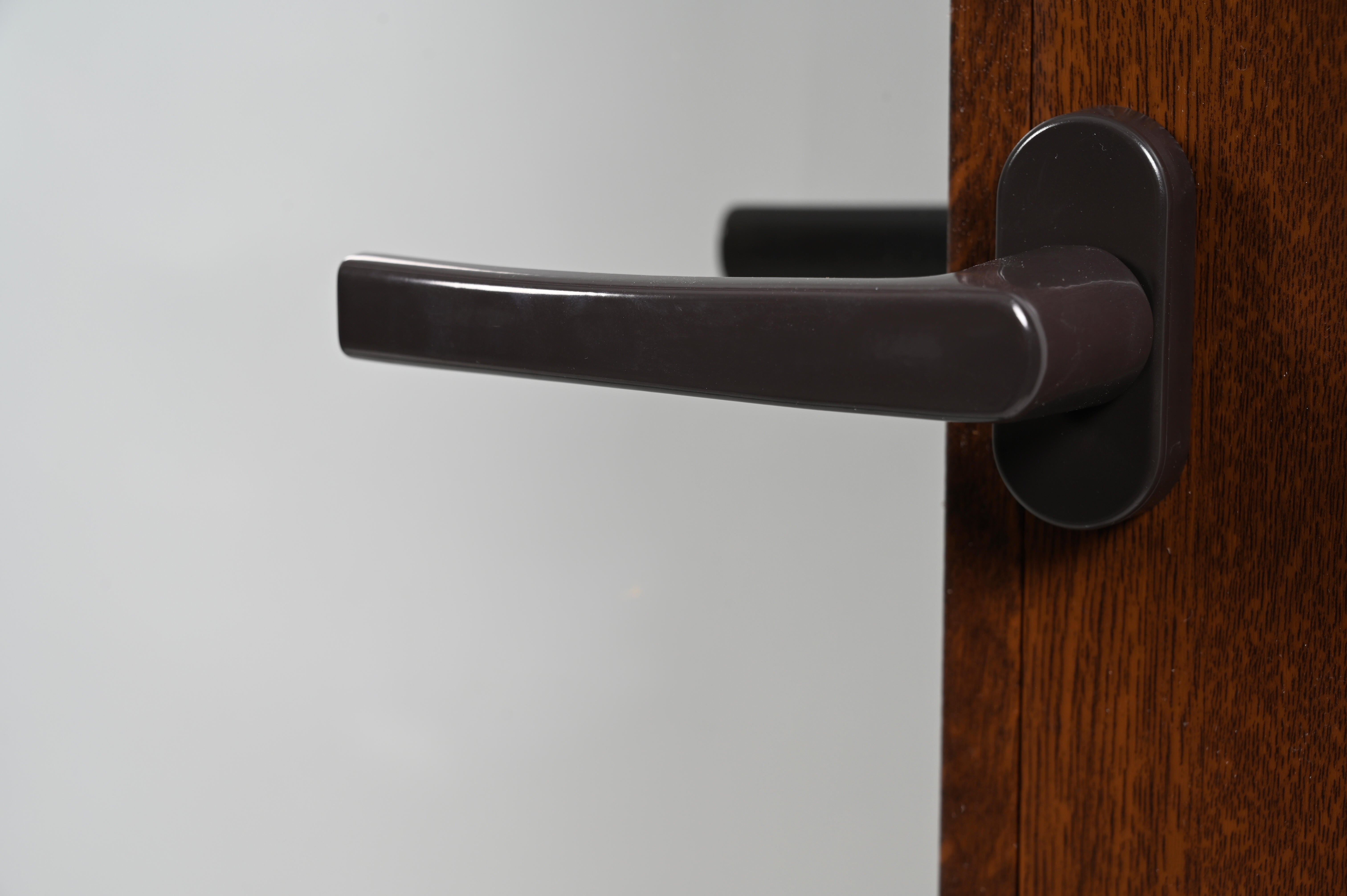 Balconera PVC nogal abatible con cerradura 90X200 cm - 17