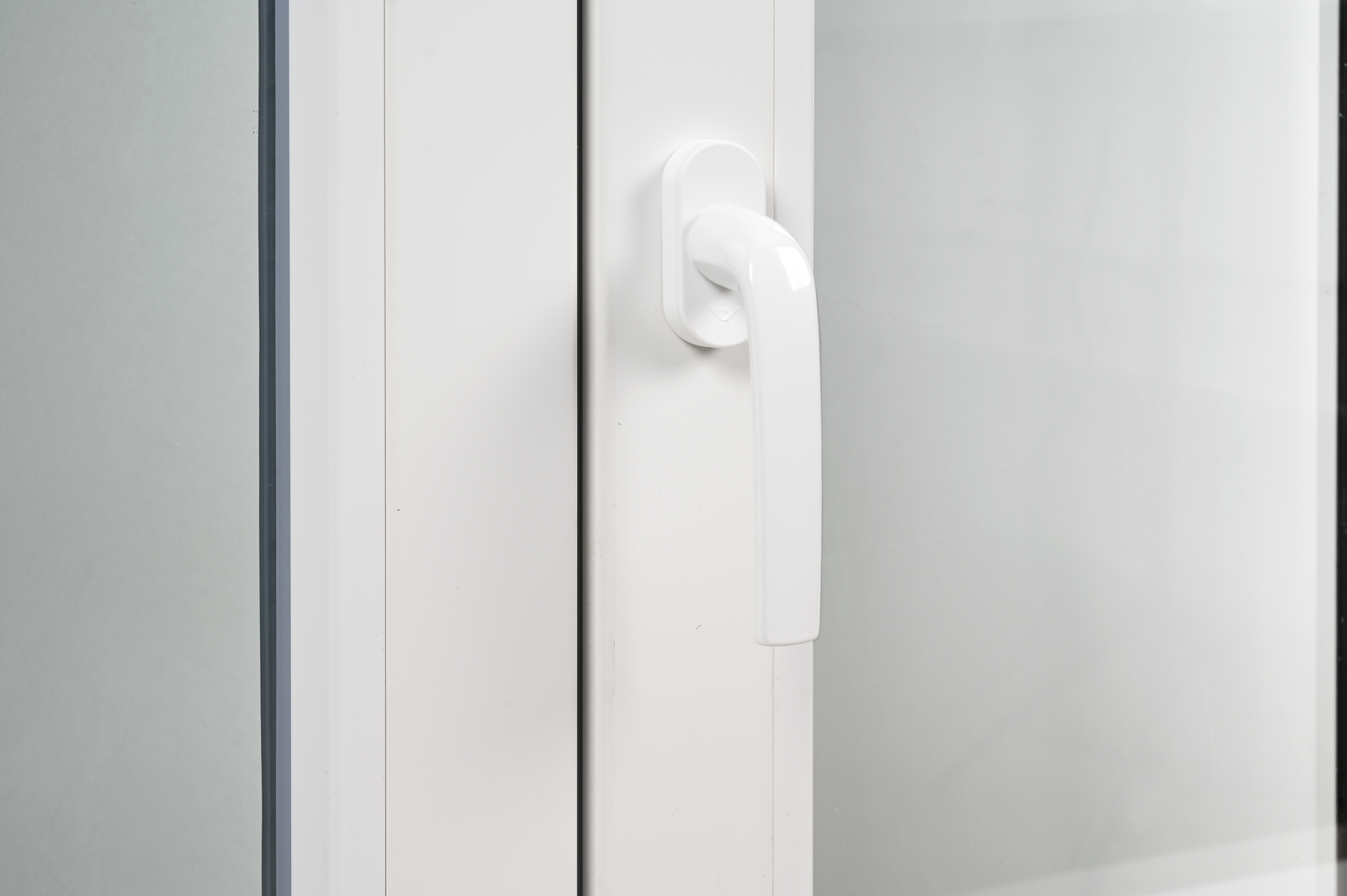 Ventana PVC ISOXA blanca oscilobatiente con persiana y guía de 100X119 cm - 9