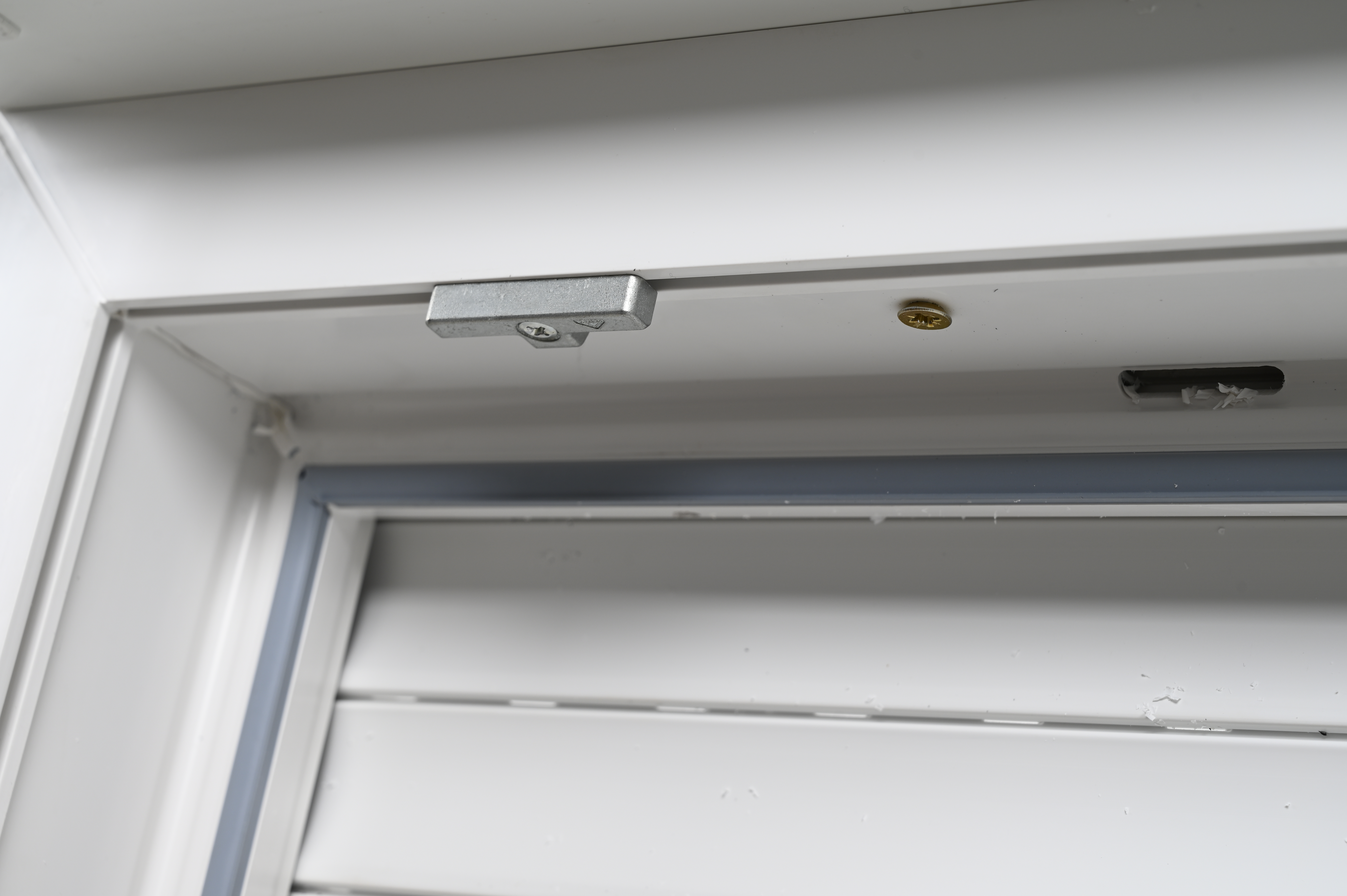 Janela de PVC OSCILOBATENTE 60X115CM DIREITA (COM ESTORE) - 17