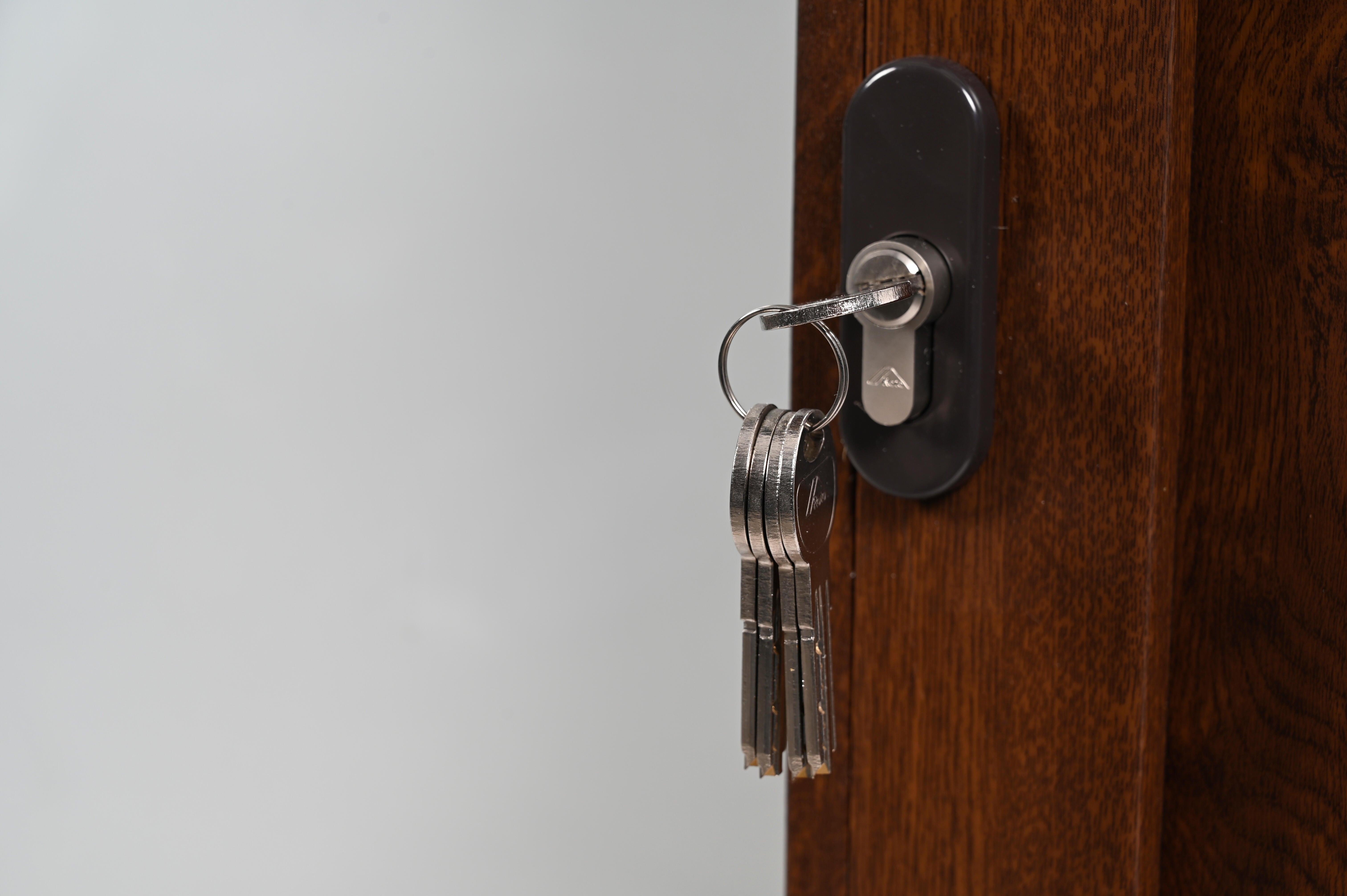 Balconera PVC nogal abatible con cerradura 90X200 cm - 8