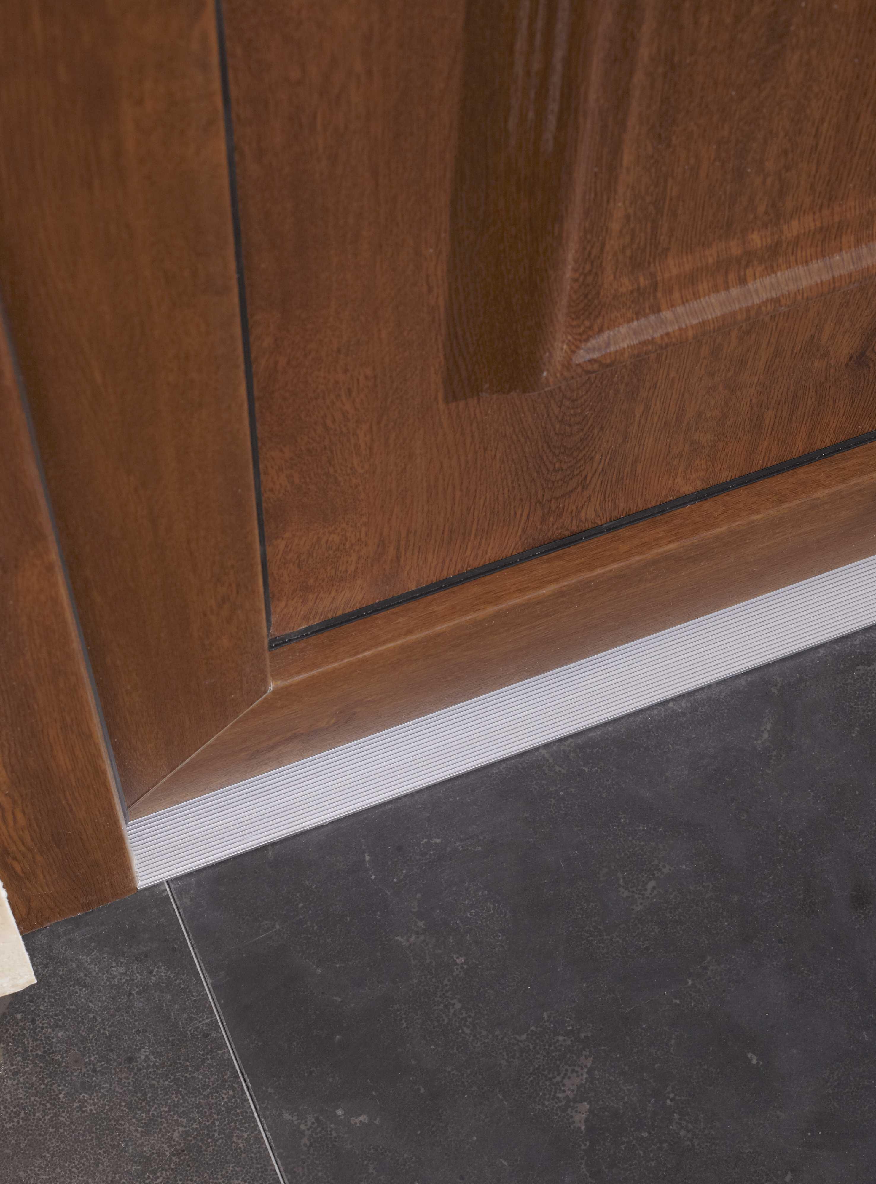 Puerta de entrada serie Basic pvc Ibiza diseño rústico color roble oscuro apertura derecha 208x98cm - 8