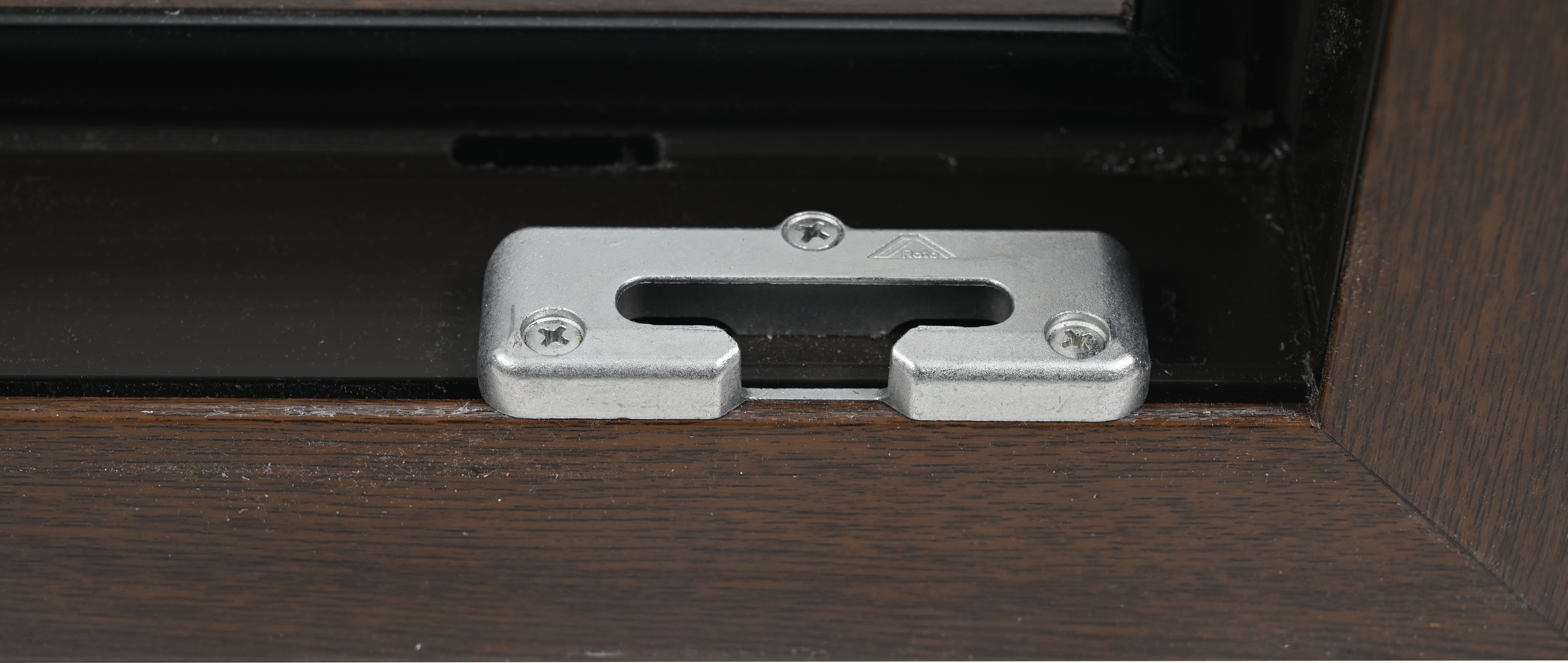 Balconera PVC nogal abatible con cerradura 90X200 cm - 4