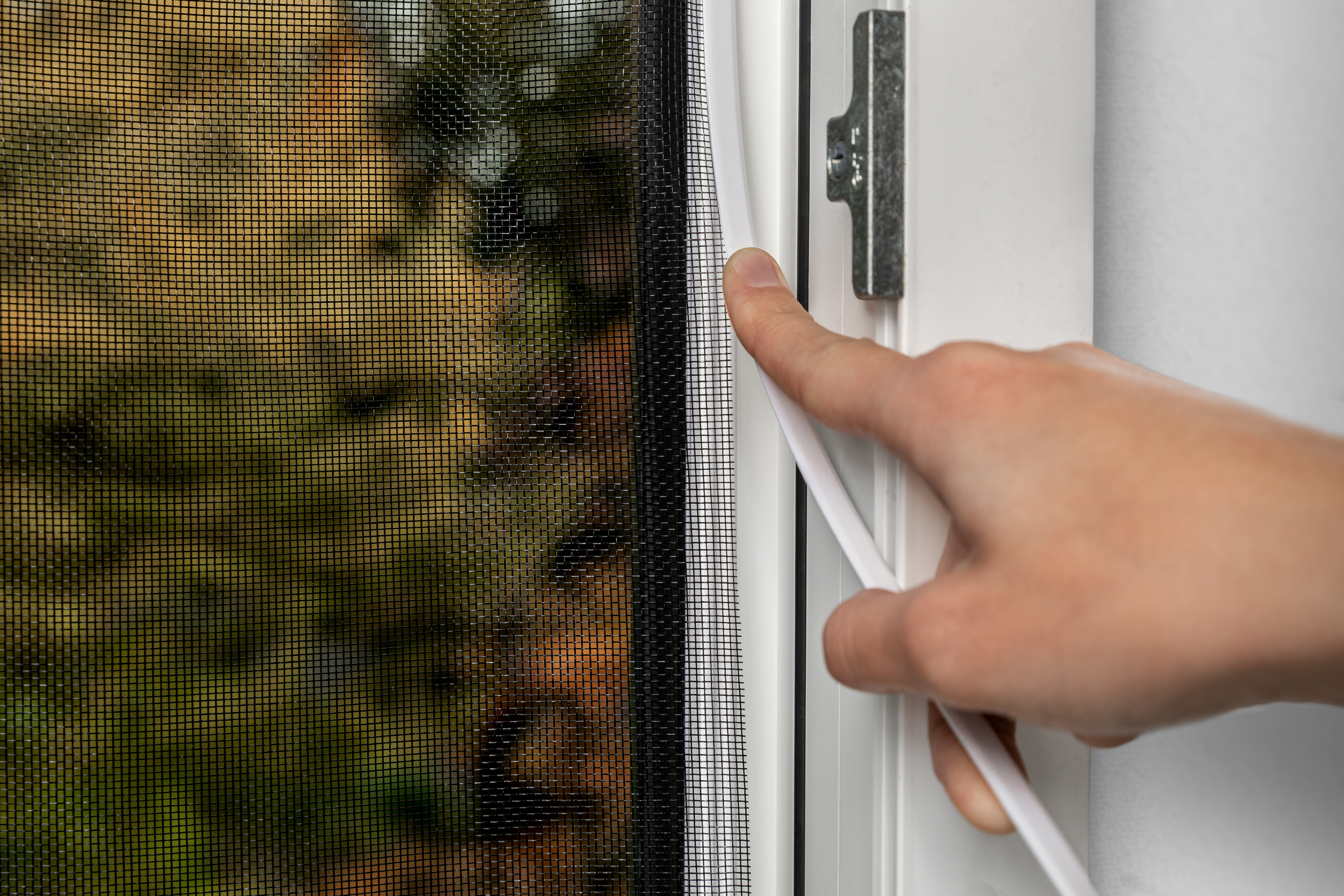 Mosquitera fija 100x120cm en click de PVC blanco recortable para ventana tela fibra vidrio negra - 2
