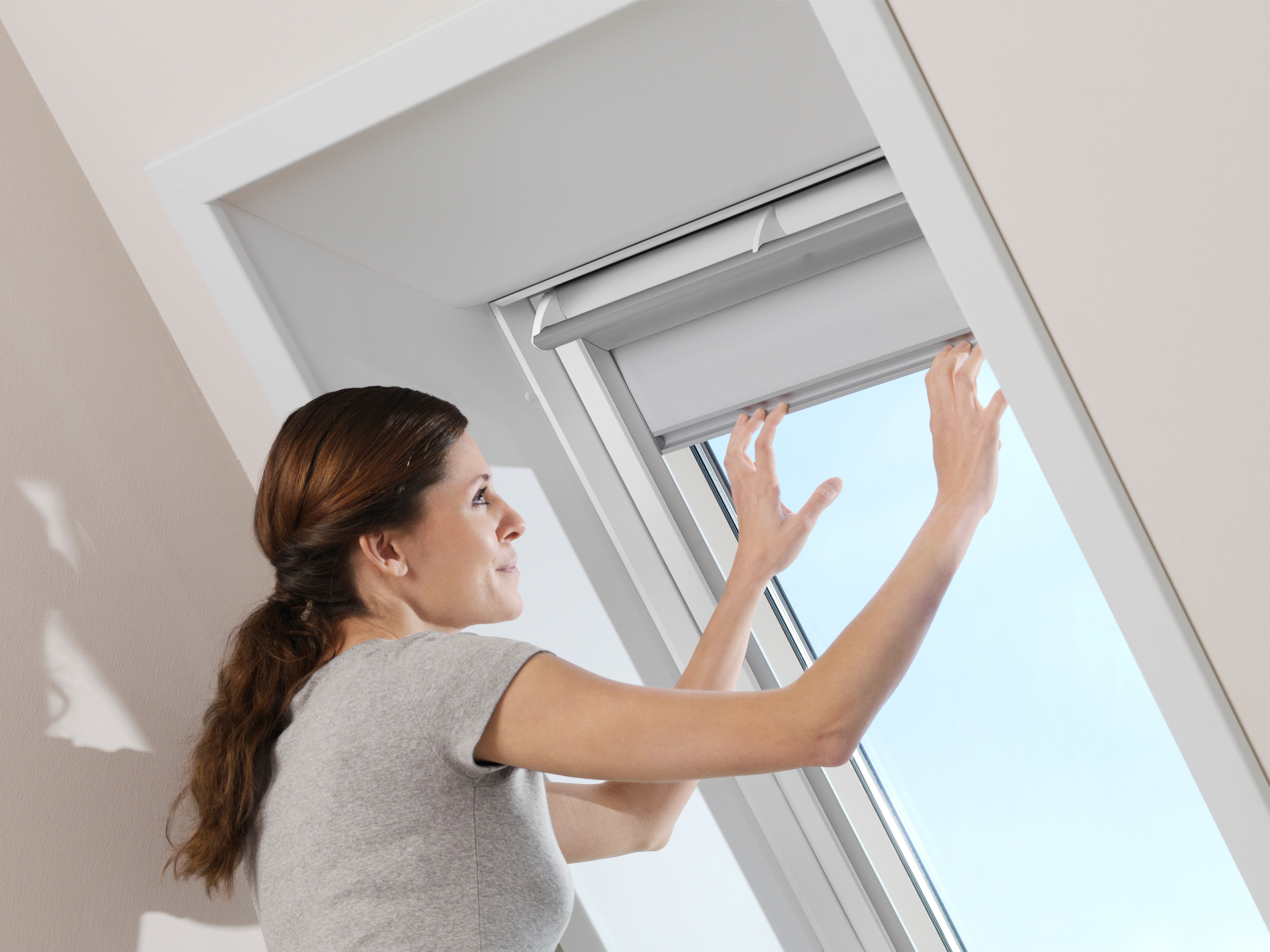 Cortina de oscurecimiento manual VELUX DKLF081025S blanco 66x140cm - 5