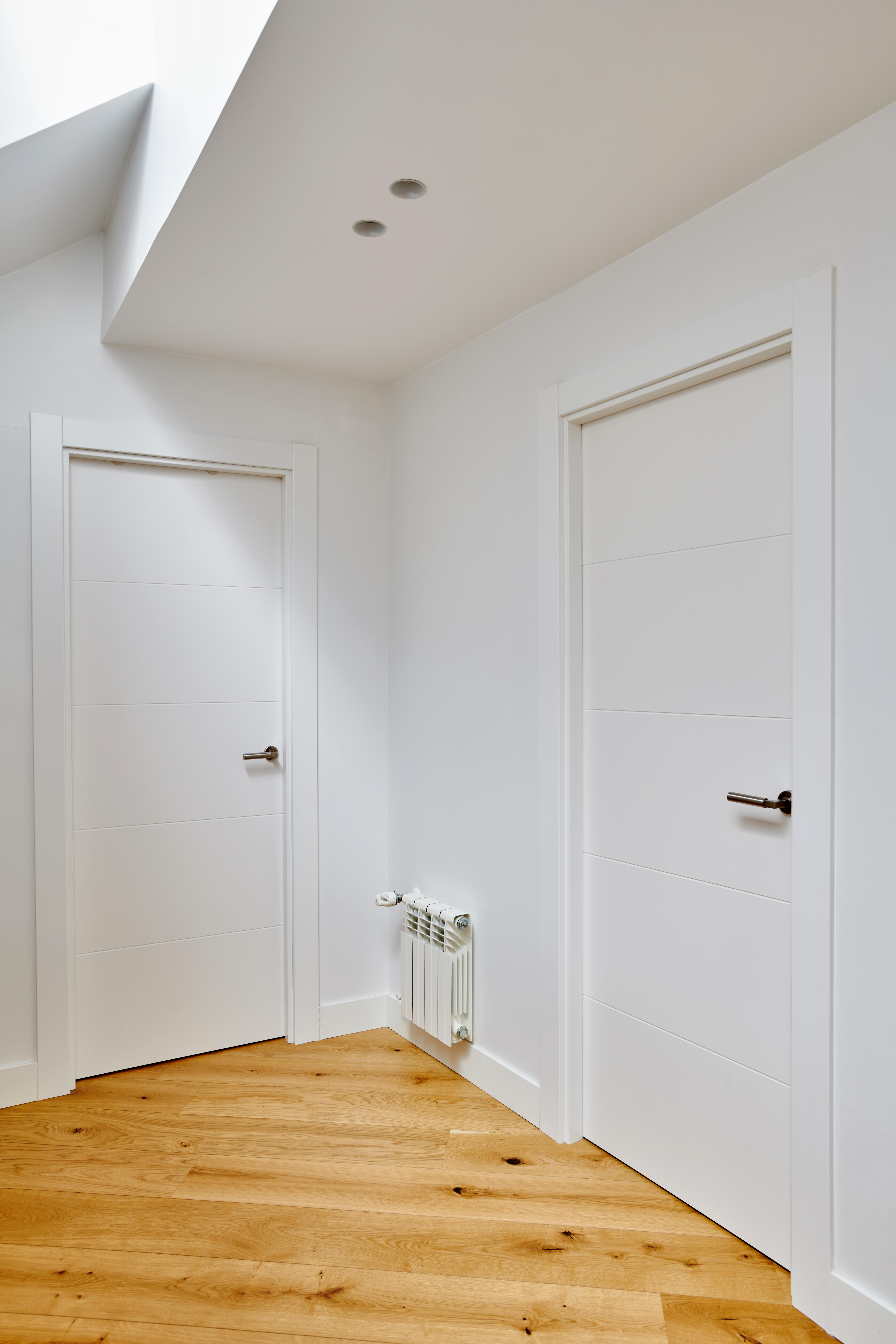 Puerta de interior abatible ciega maciza acabado lacado Line Plus Lucerna Blanco apertura izquierda cerco de 9x3 anchura 72.5 cm - 6