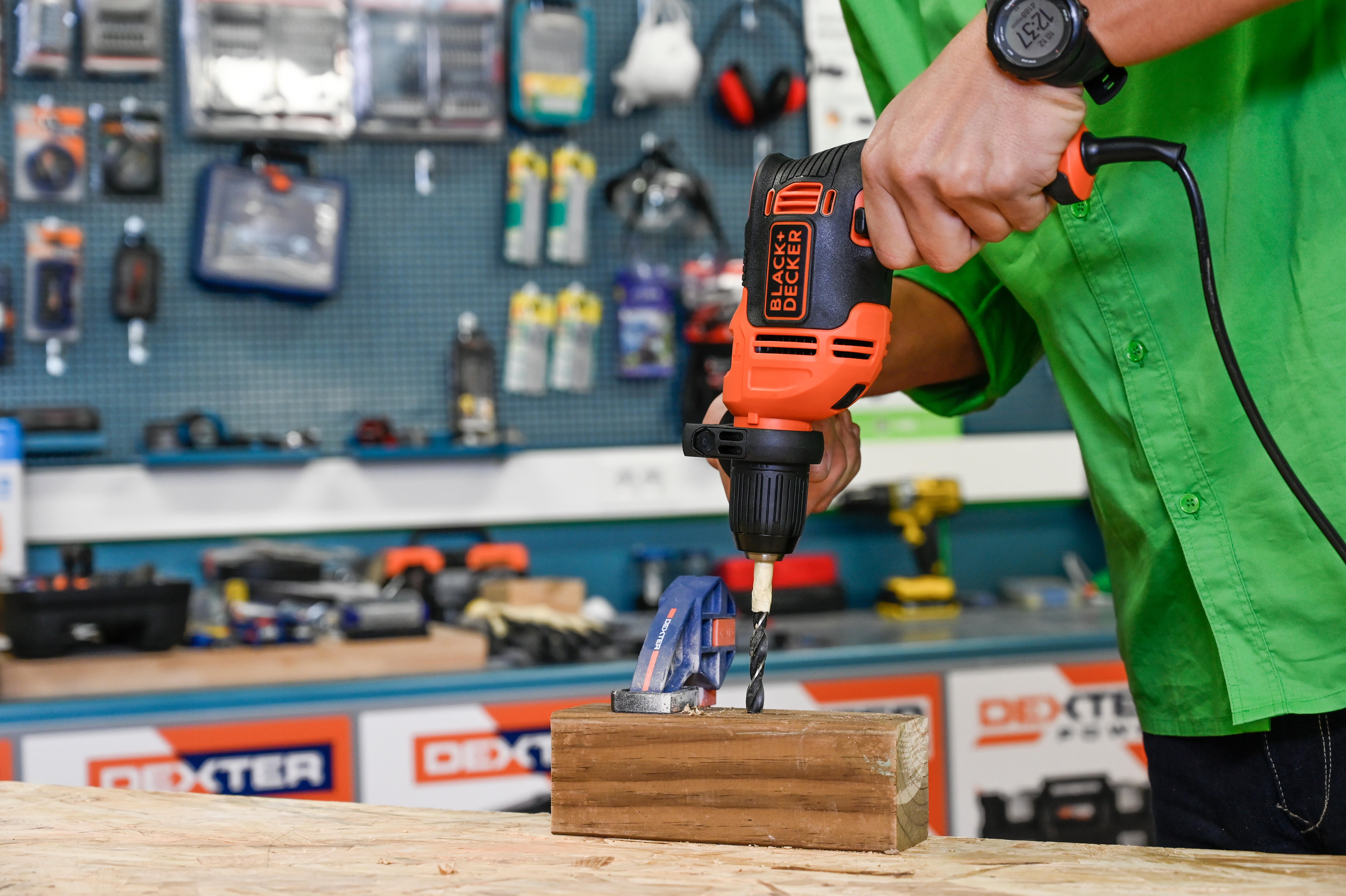 Berbequim com fio percutor 710 W + mala  Black + Decker BEH710K-QS - 22