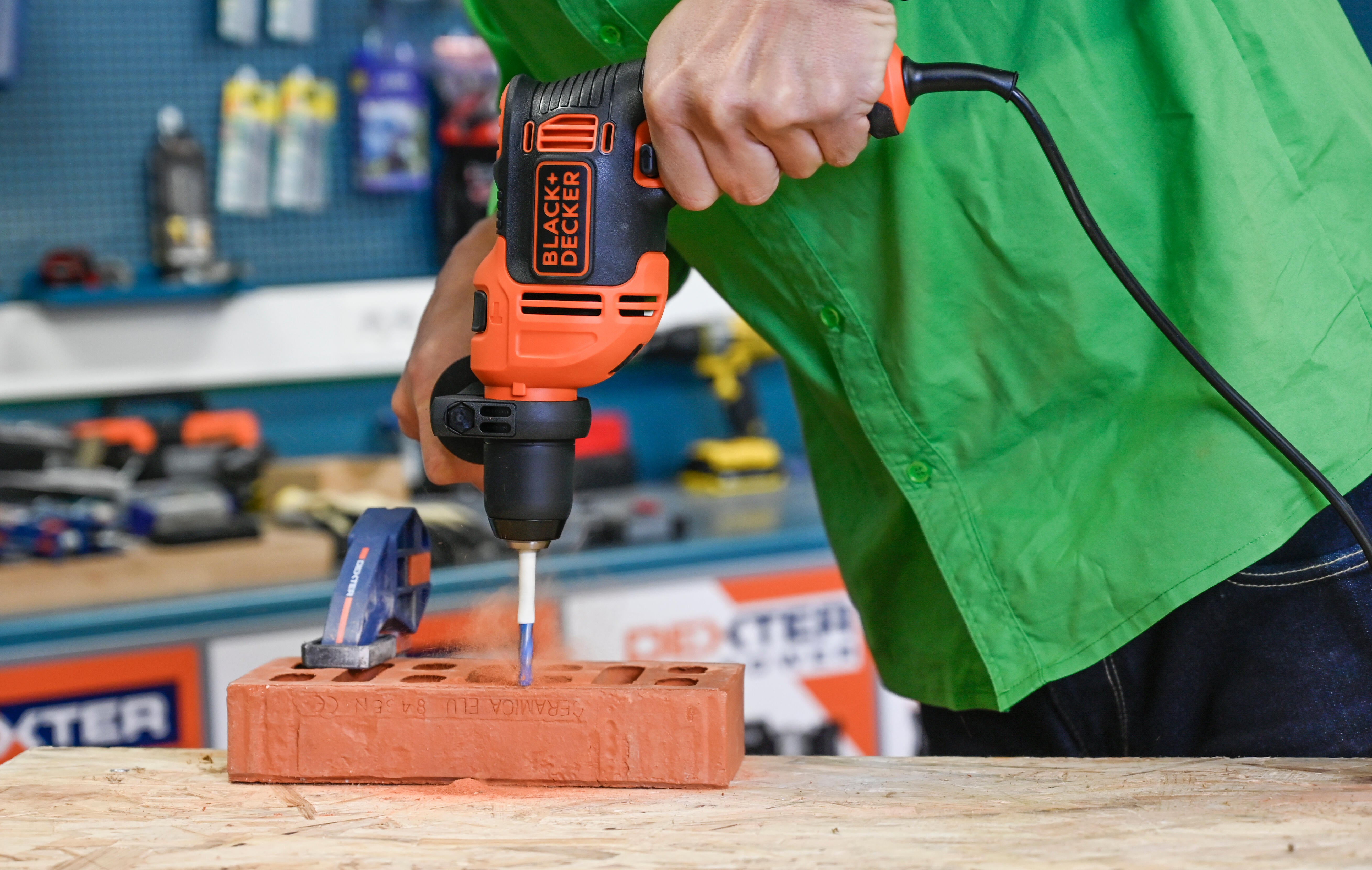 Berbequim com fio percutor 710 W + mala  Black + Decker BEH710K-QS - 20