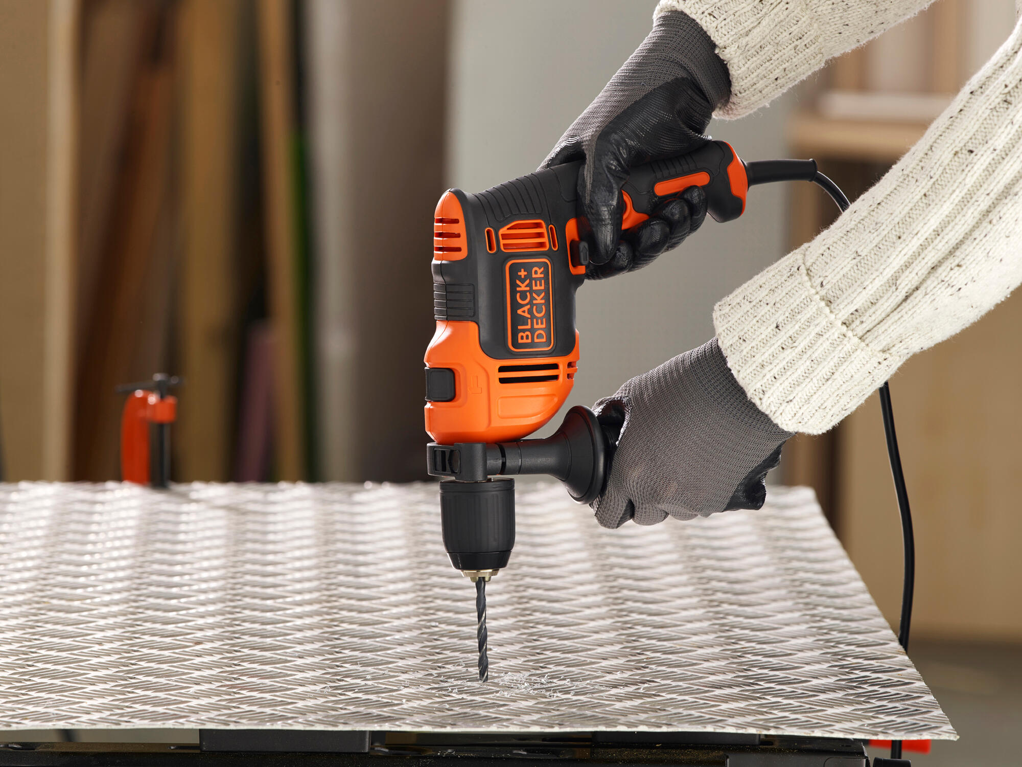 Berbequim com fio percutor 710 W + mala  Black + Decker BEH710K-QS - 19