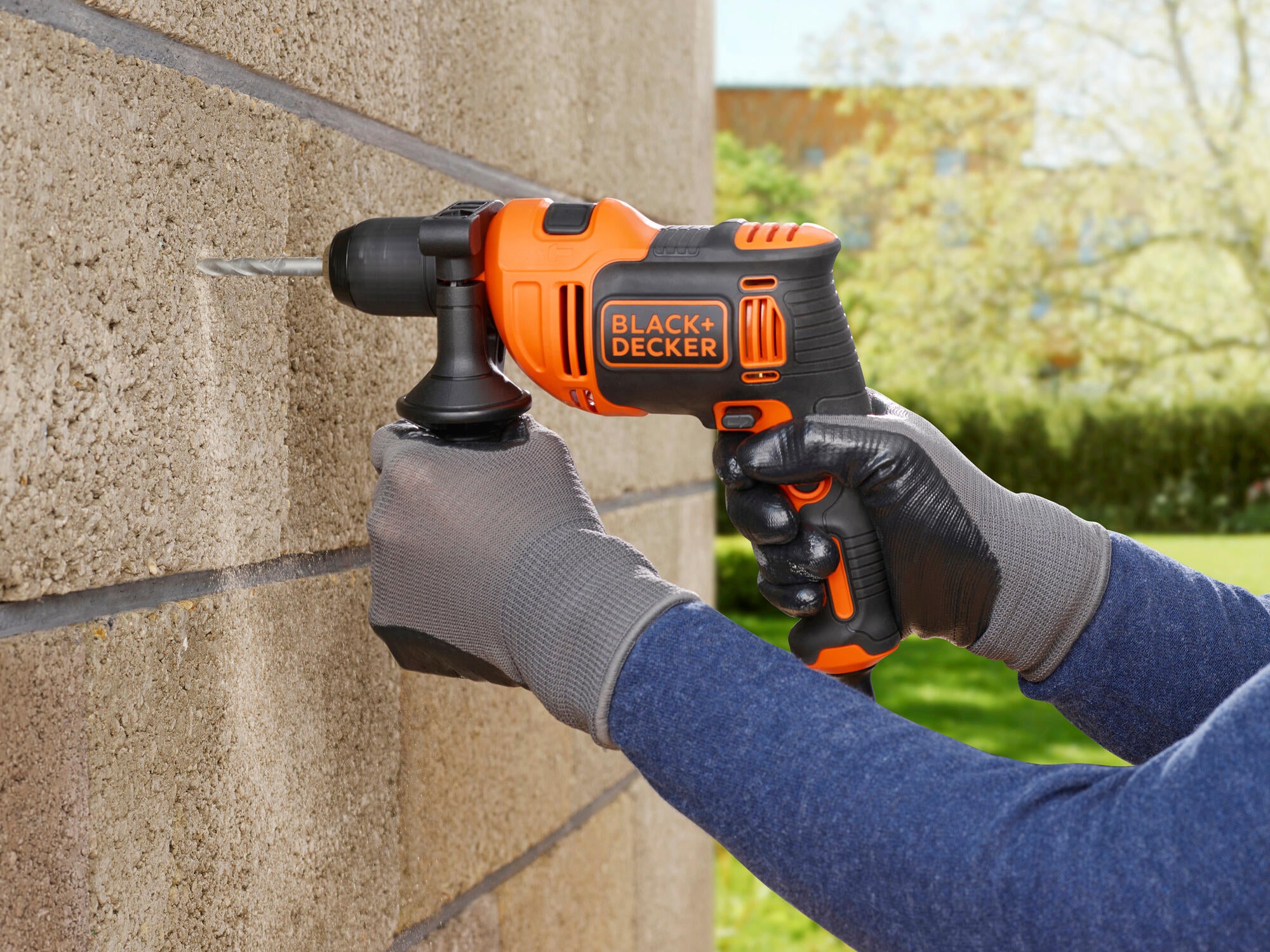 Berbequim percutor com fio 710 W 23.3 Nm com mala e 4 brocas Black+Decker BEH710K-QS - 11
