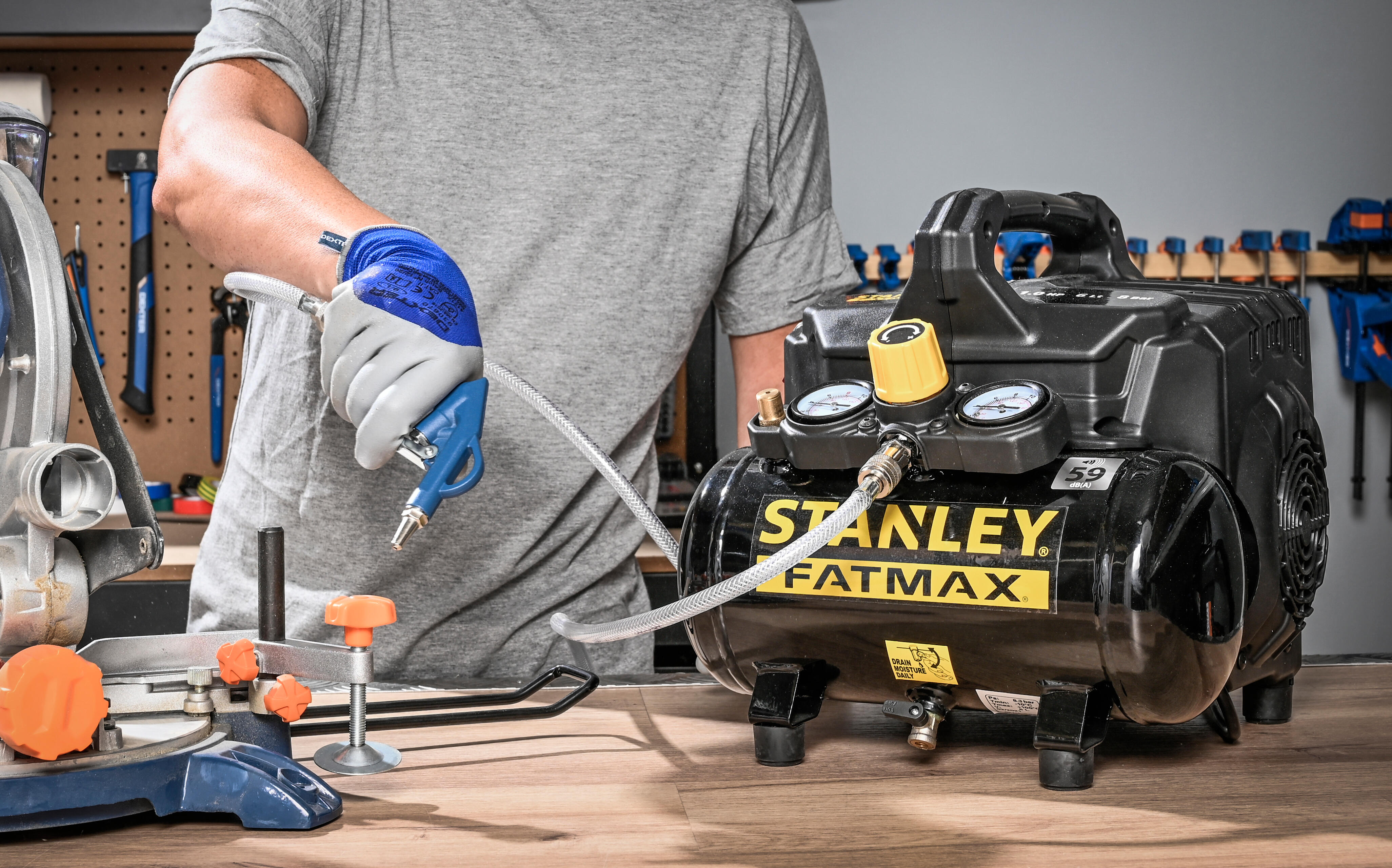 Compressor silencioso Stanley Fatmax DST 101/8/6 6L 1HP - 16