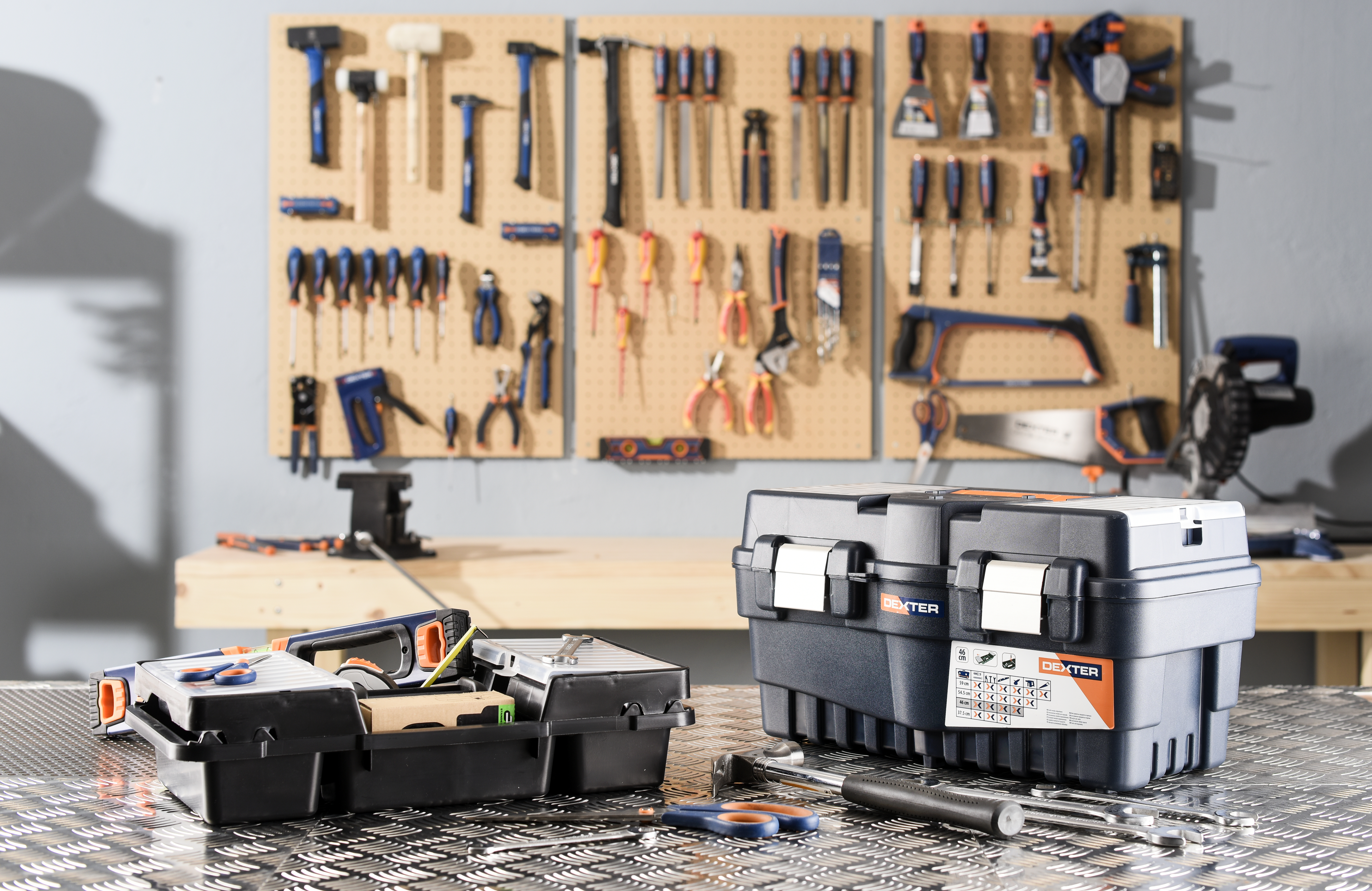 Caja de herramientas DEXTER con capacidad de 28 litros - 18