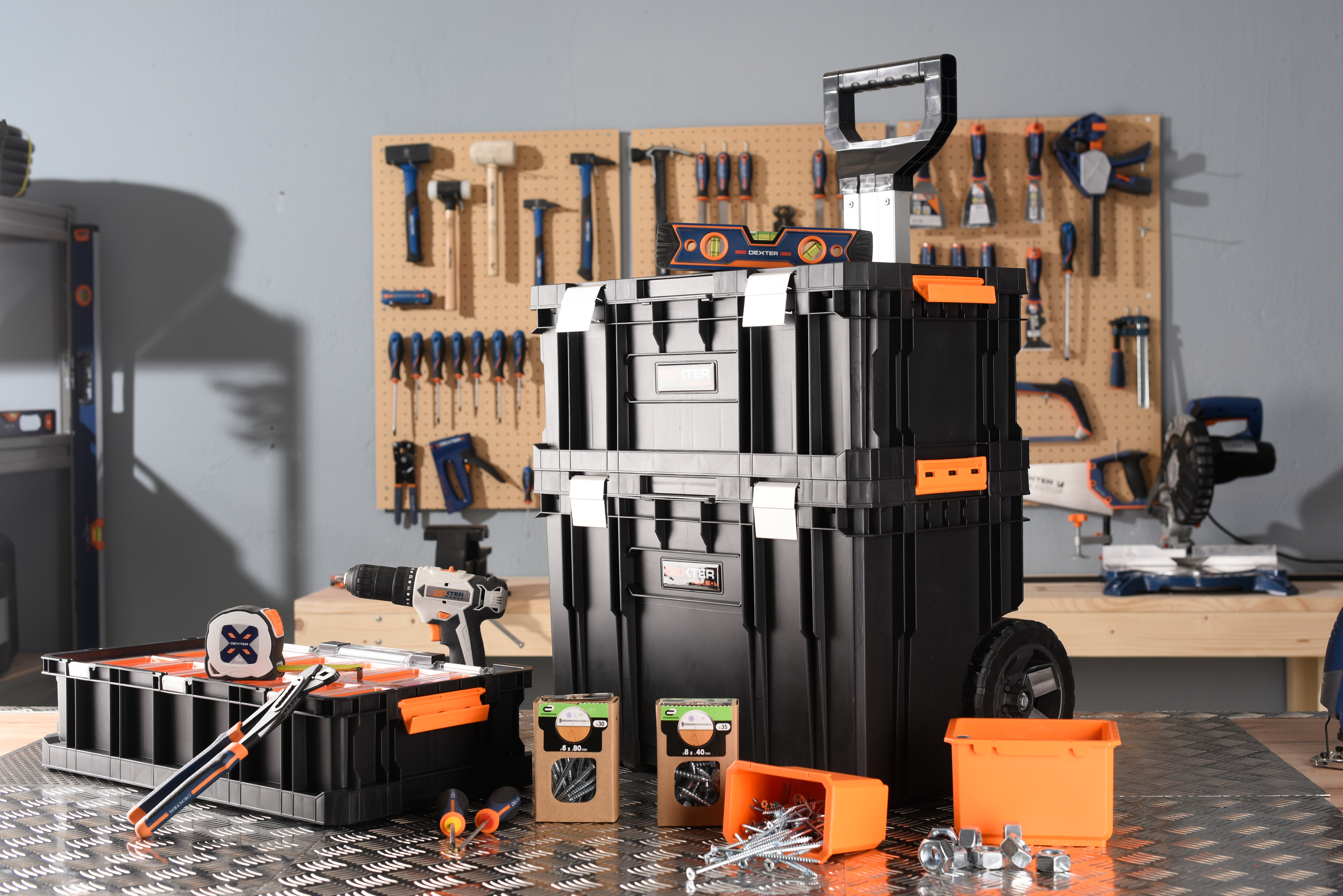 Baúl herramienta DEXTER PRO  con capacidad de 78 litros - 18