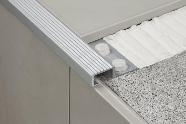 Peldaño pvc N-Peldaño 4 Aluminio gris 255x1.2cm espesor 12mm