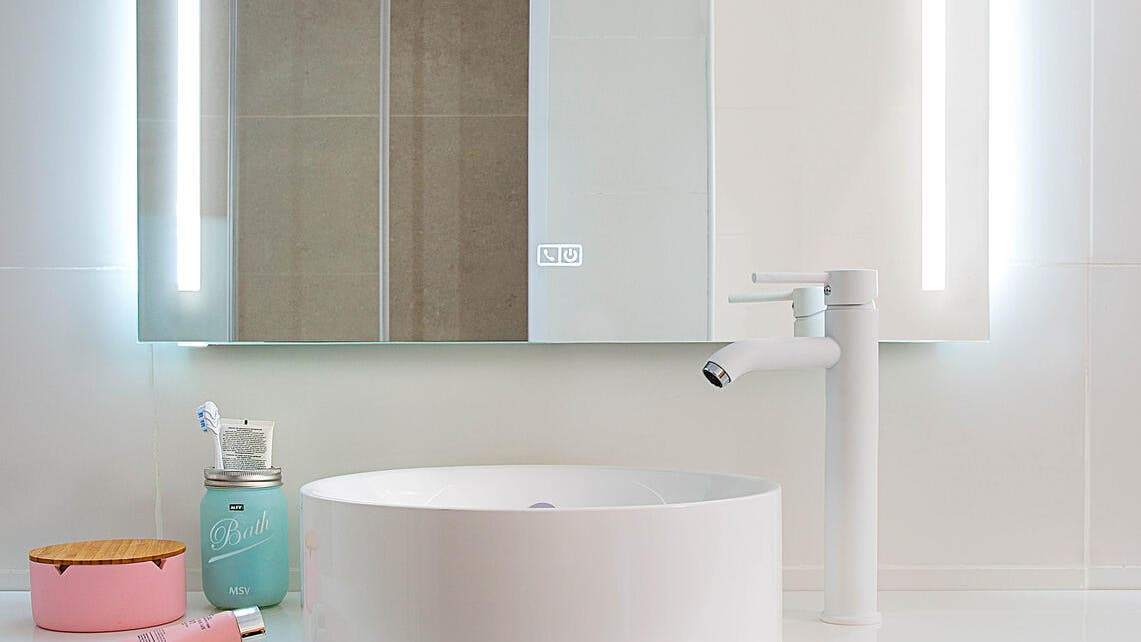 Cómo instalar un espejo de baño con luz paso a paso - Complementos y  accesorios de baño - Nadi Collection