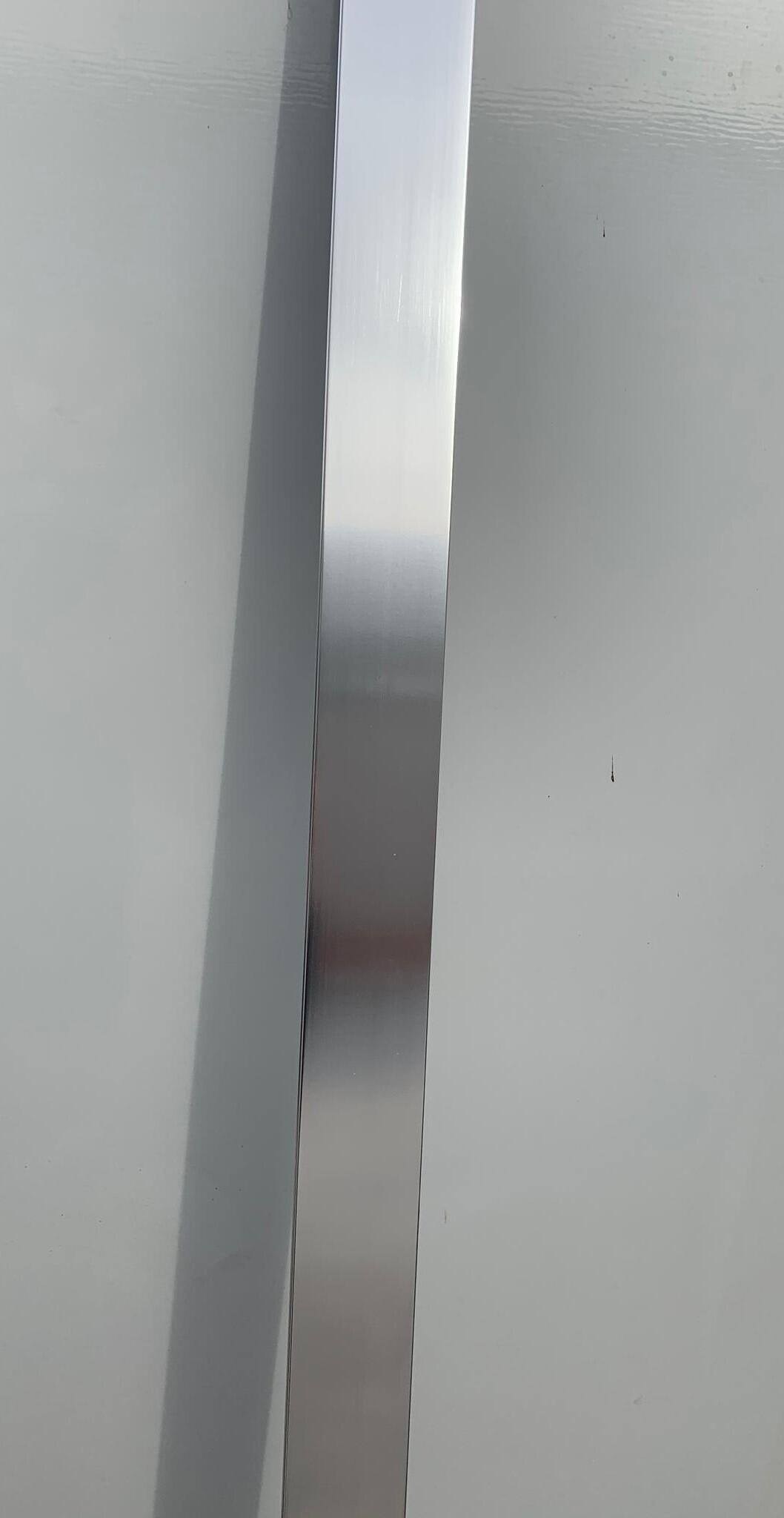 Perfil expansor +2,5 cm rango puerta abatible