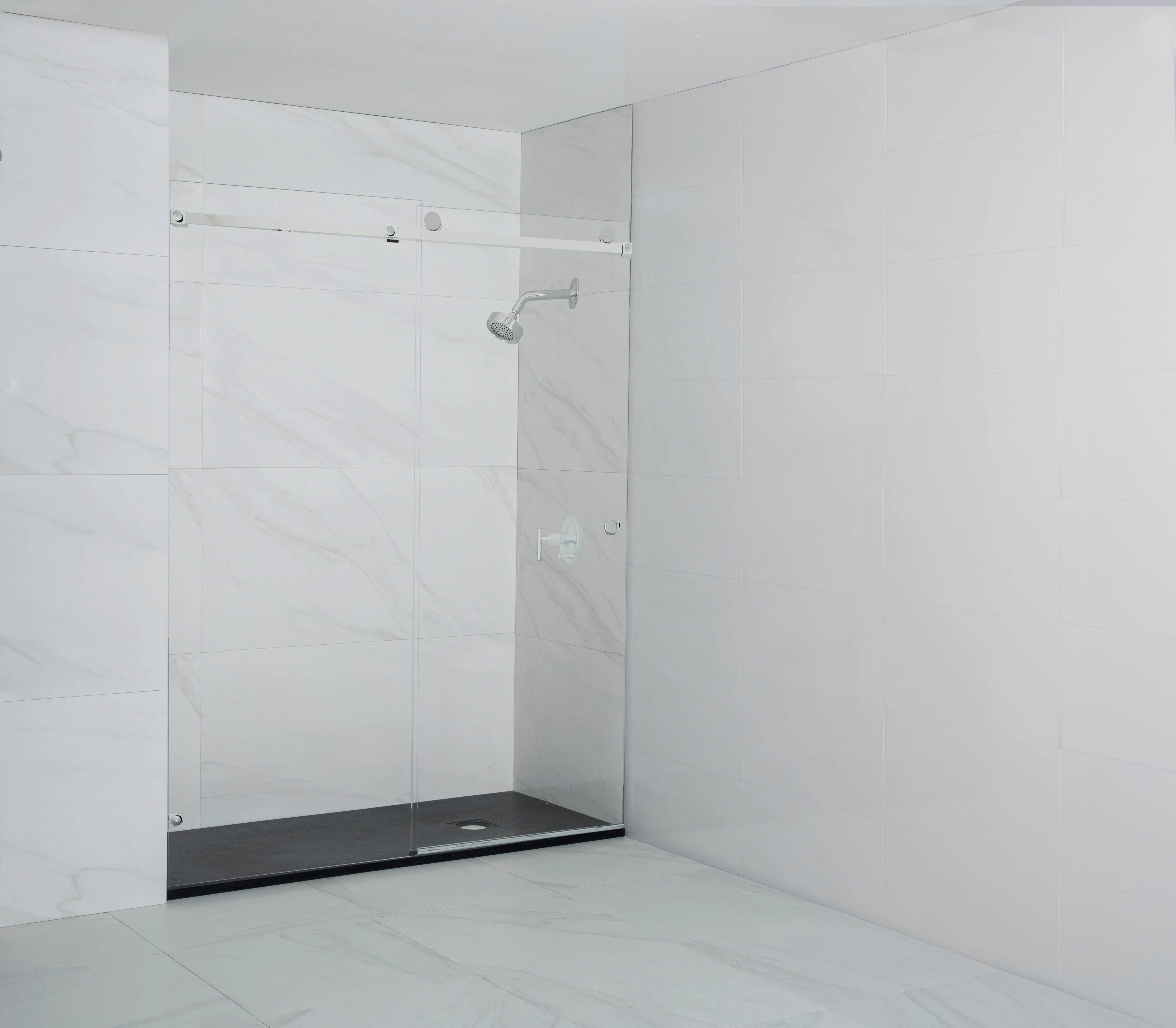 Mampara de ducha corredera 1 hoja fija + 1 puerta corredera Factory. Perfil aluminio cromo. Ancho adaptable (130-135)x215 cm Cristal templado de seguridad transparente 8mm. Cierre magnético. Sin guía inferior Doccia - 2