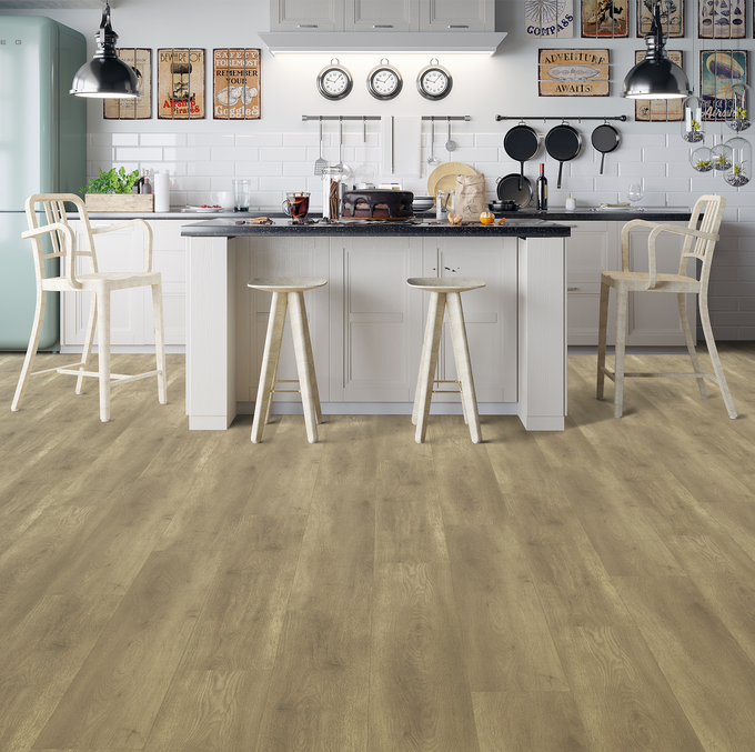 Cocina con suelo vinílico con acabado madera. 