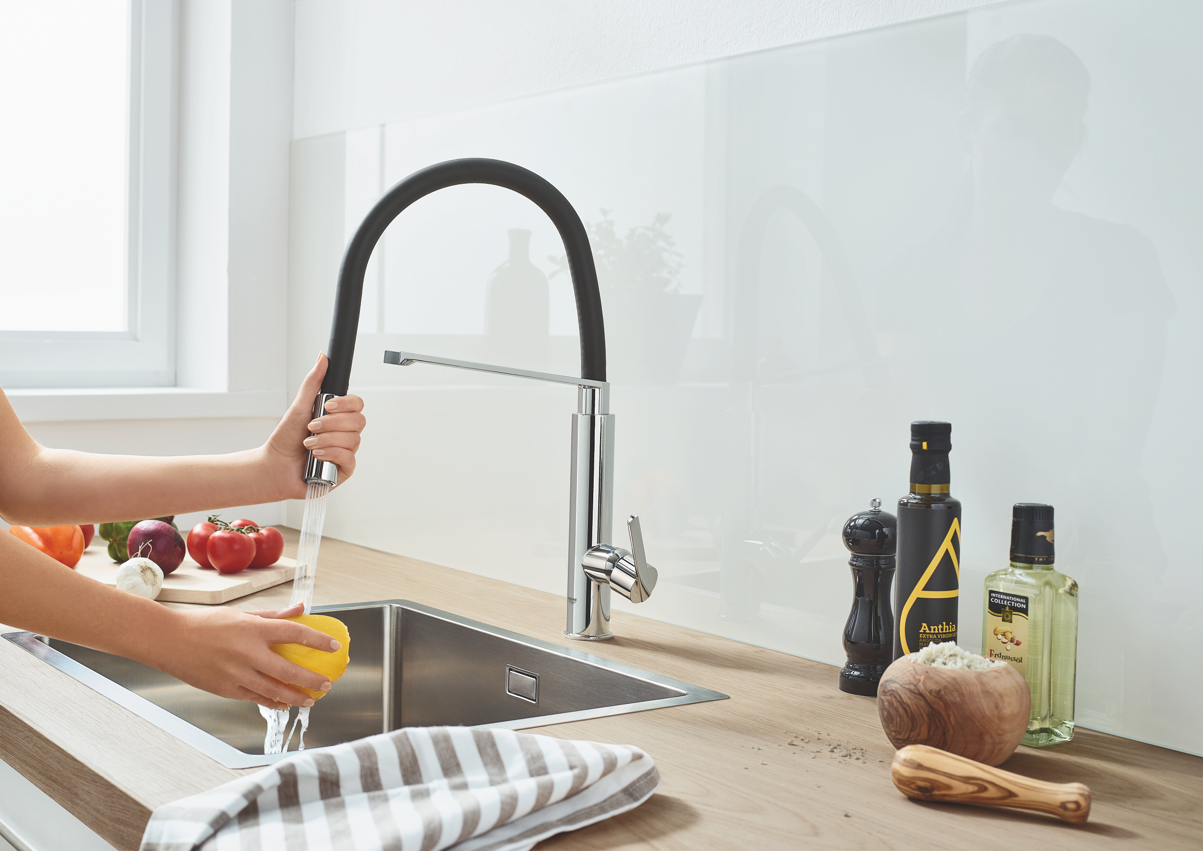 Rubinetto da cucina con doccetta a collo di cigno Feel argento nero cromato lucido GROHE - 3