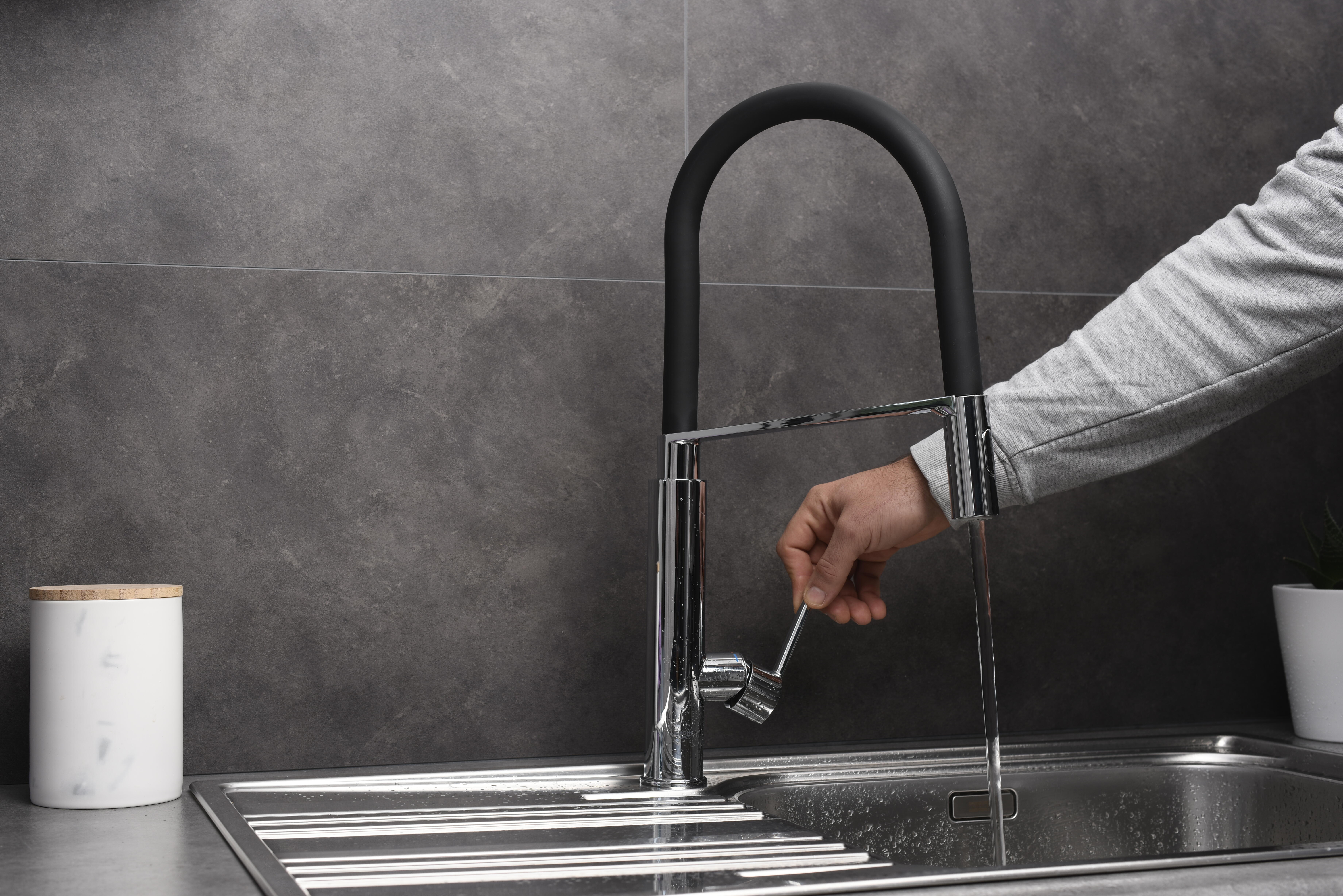 Rubinetto da cucina con doccetta a collo di cigno Feel argento nero cromato lucido GROHE - 5