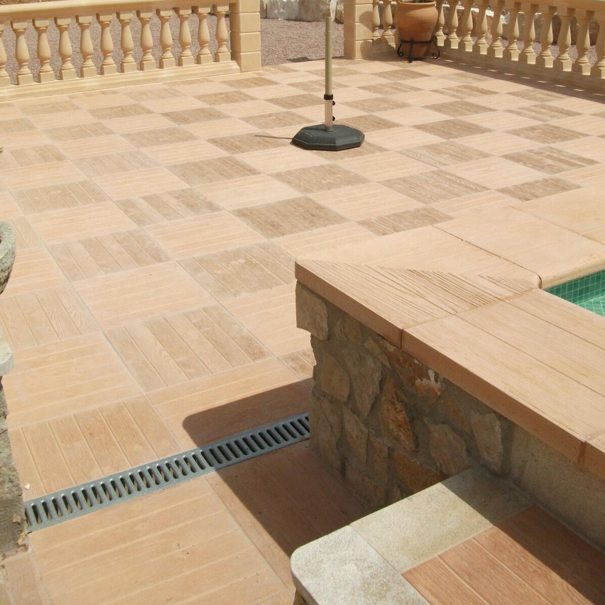 Suelo porcelánico azores efecto madera beige 50x50 cm 0.5m2