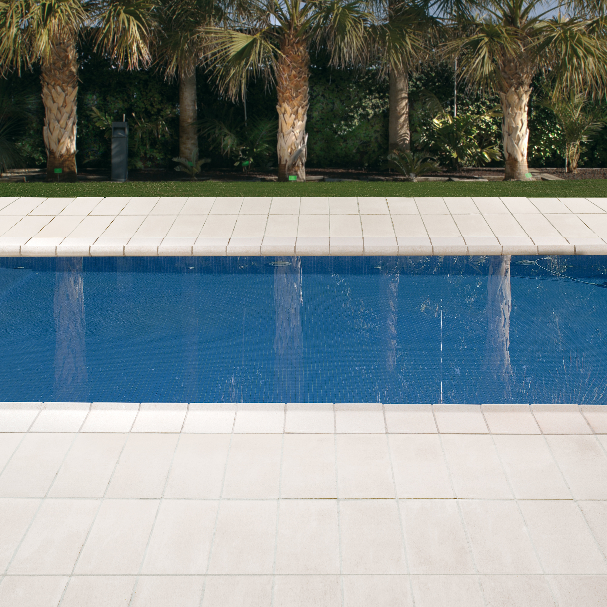 Plaqueta ranurada 25x50x0,5 cm blanco