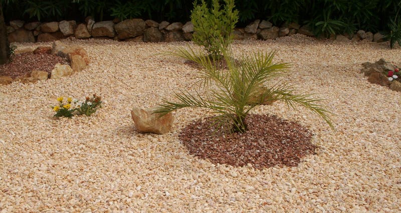 6 ideas novedosas para que decores tu jardín con piedras