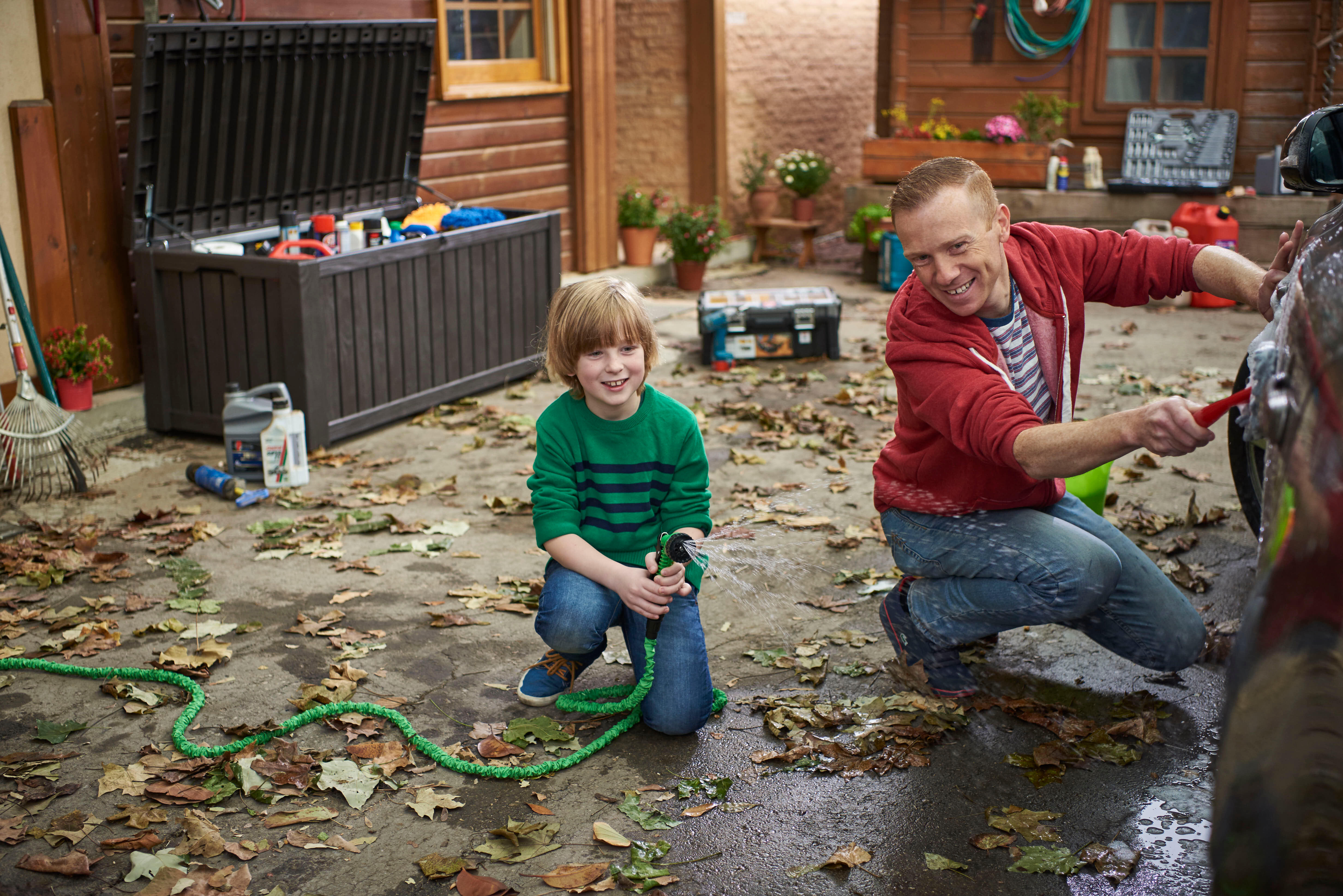 Arcón de resina para exterior KETER ROCKWOOD 72.4 x 64.4 x 72.4 cm y capacidad de 570 L - 12