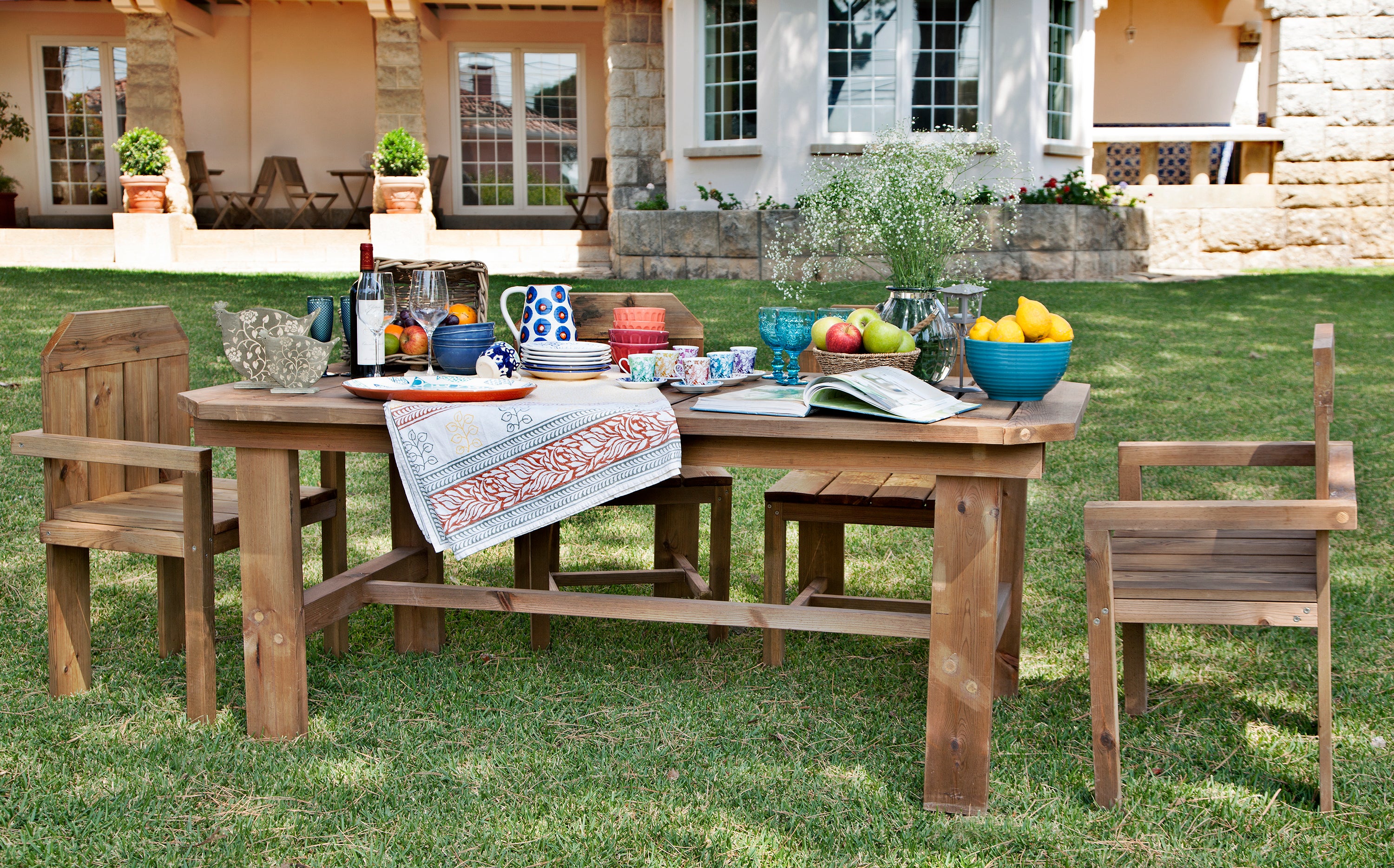 Silla de exterior de madera country con brazos marrón