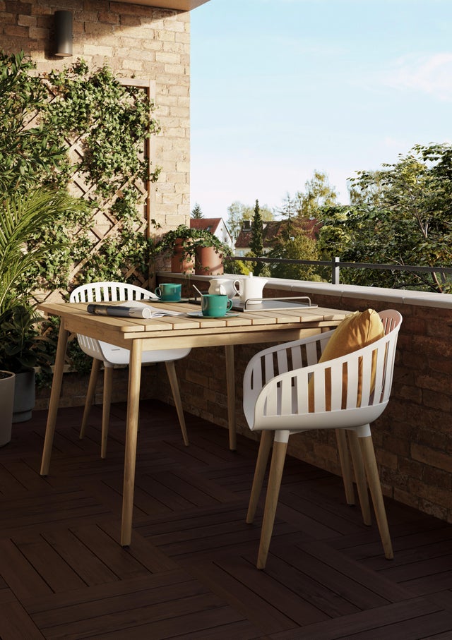 Pequeña terraza con muebles de exterior para dos