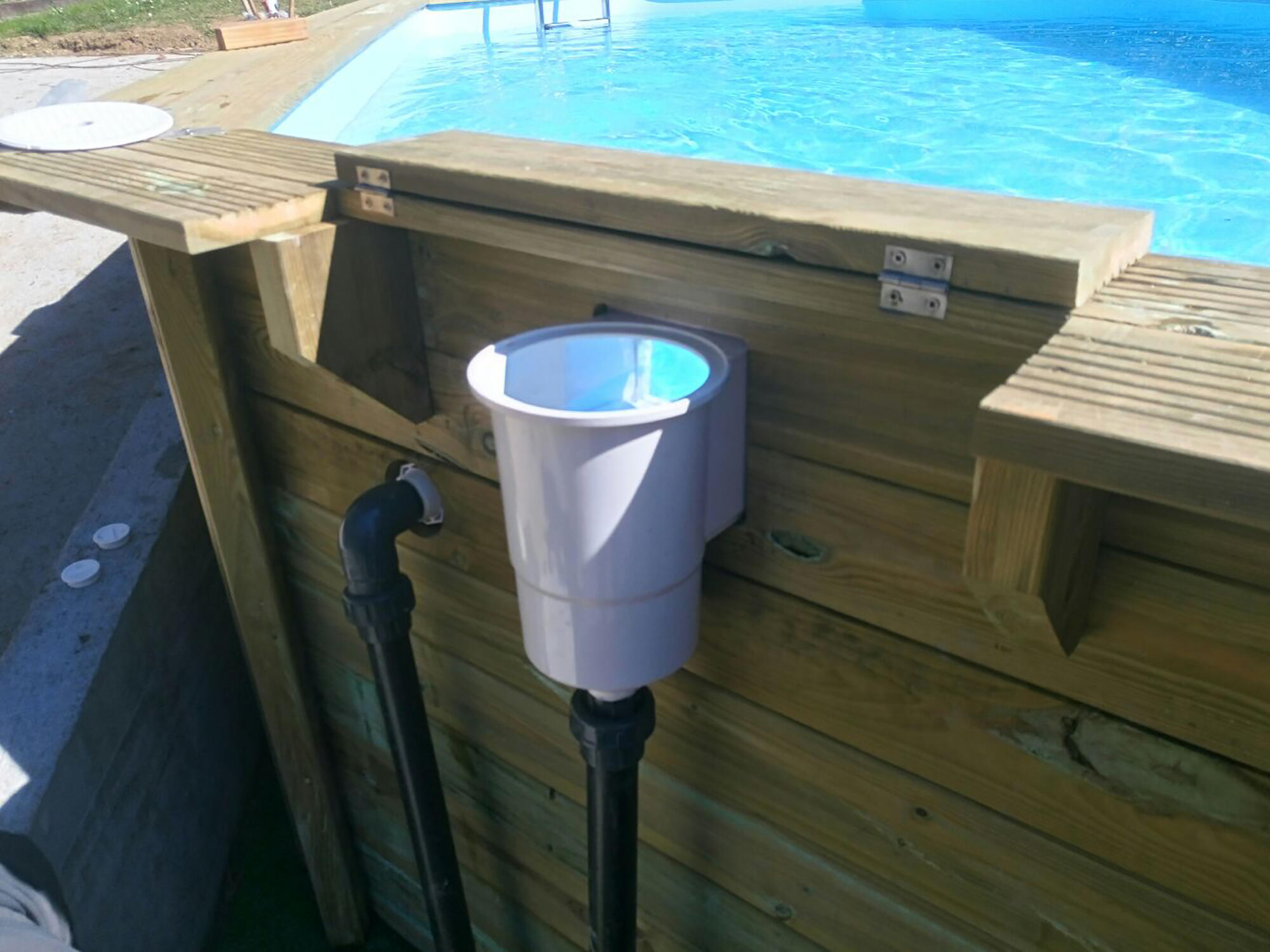 Piscina elevada de madera marrón redonda 3.43x3.43x1.16 m con depuradora de arena y escalera de tijeras GRE - 8