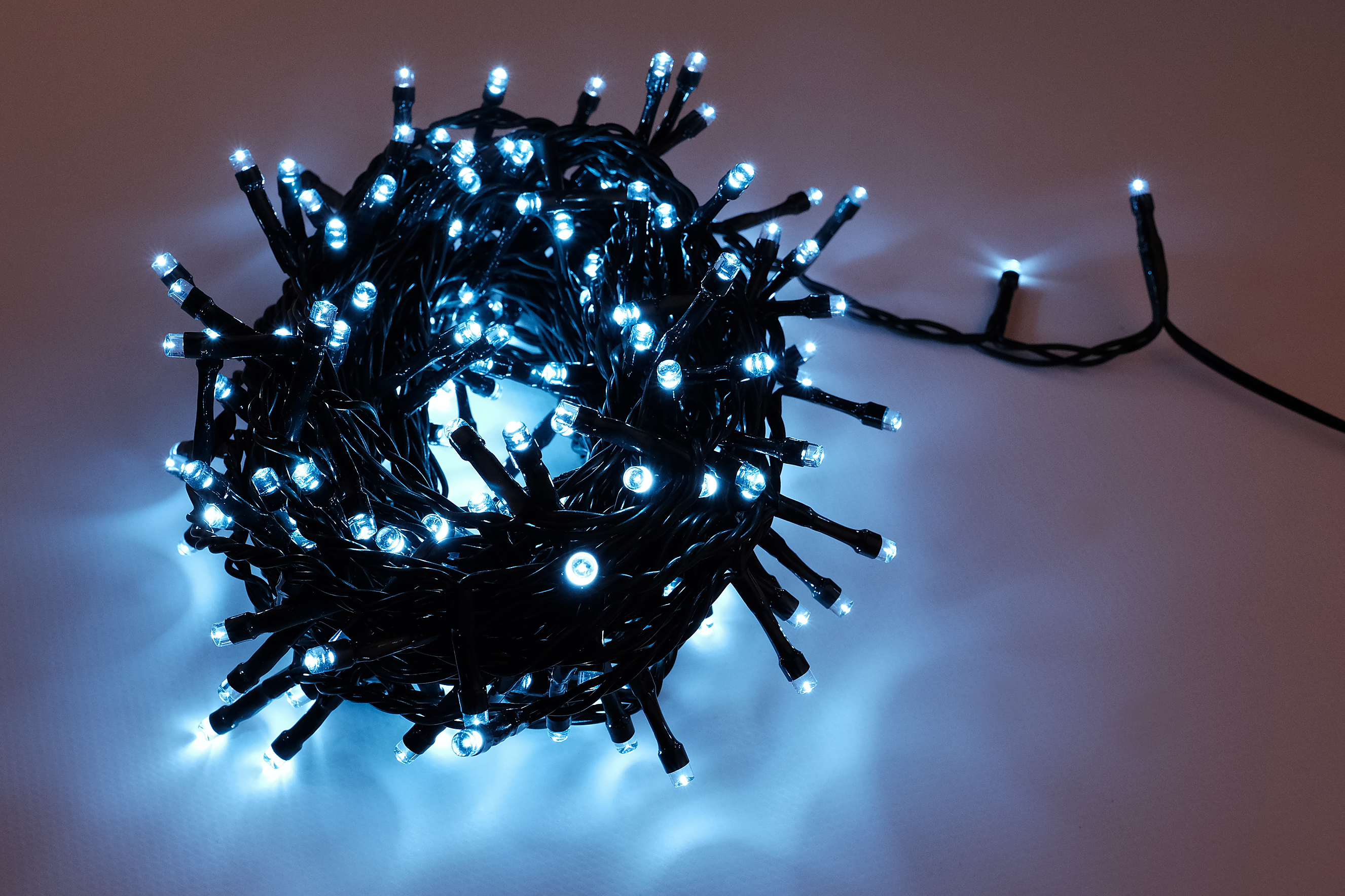 Guirnalda iluminada para árbol de 150 cm con 200 bombillas LED blanco de 12.95 metros de iluminación para exterior a red eléctrica - 3