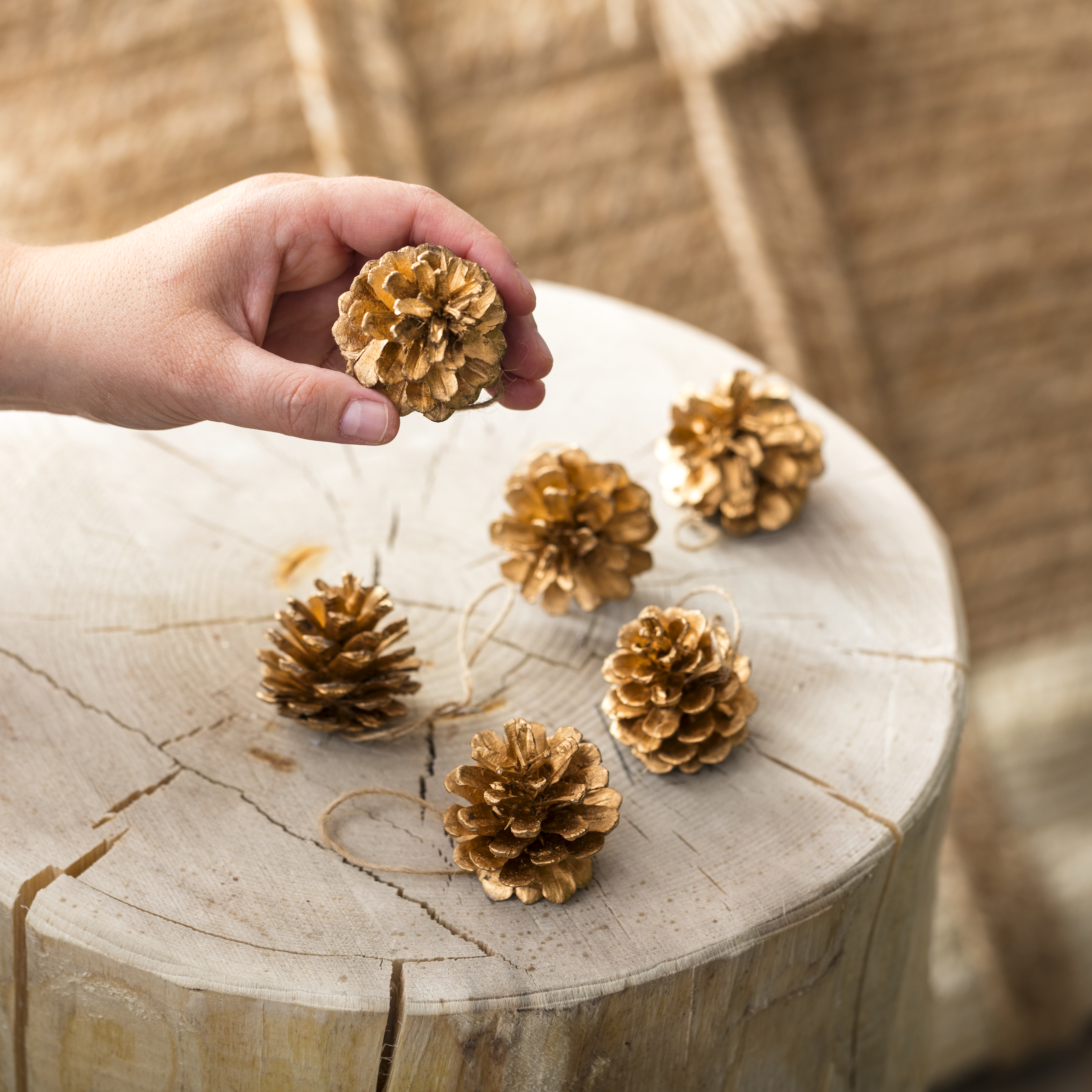 Adorno colgante bola con piña marrón Ø5 cm - 2