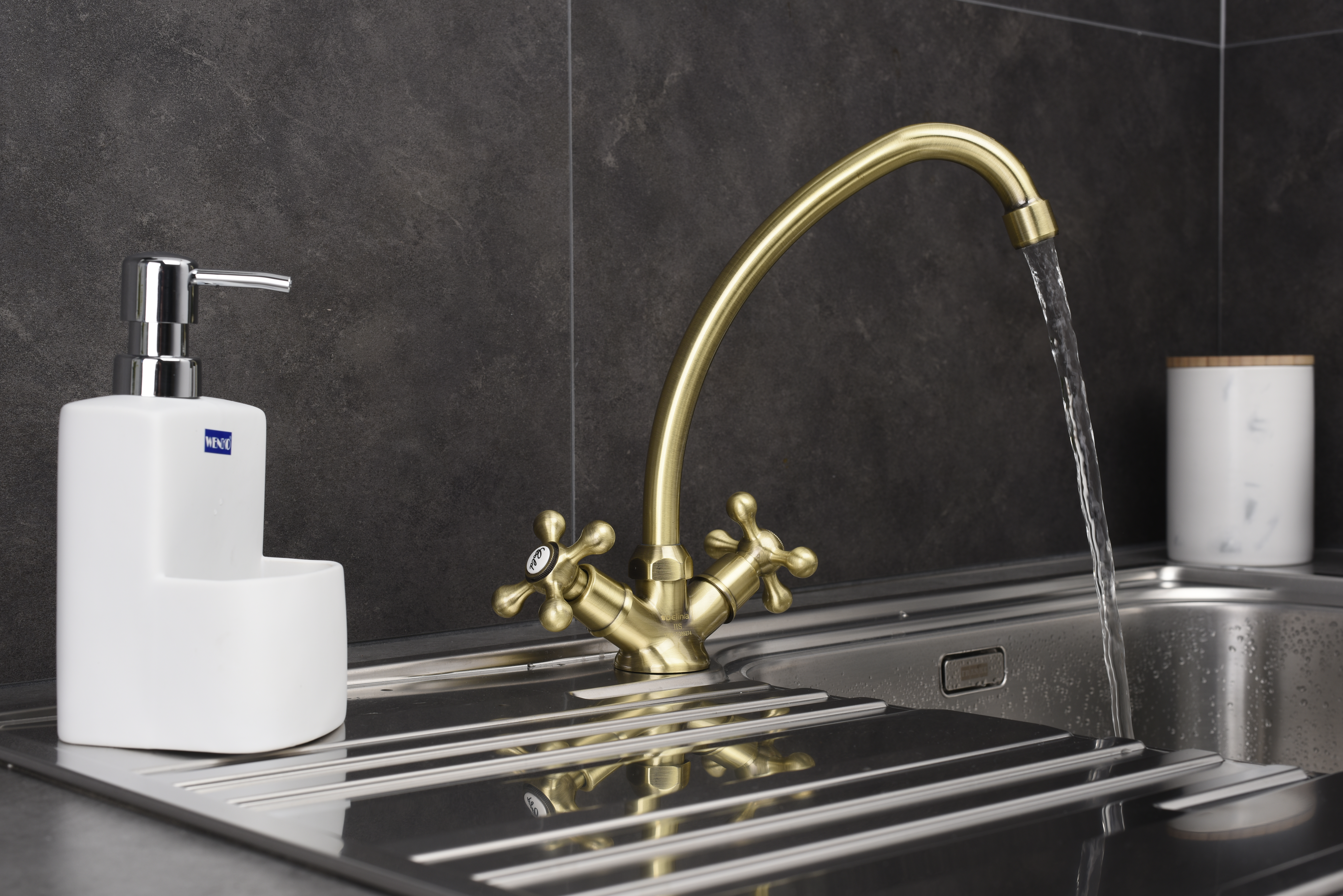 Grifo De Cocina bimando con caño alto DELINIA color bronce Leroy