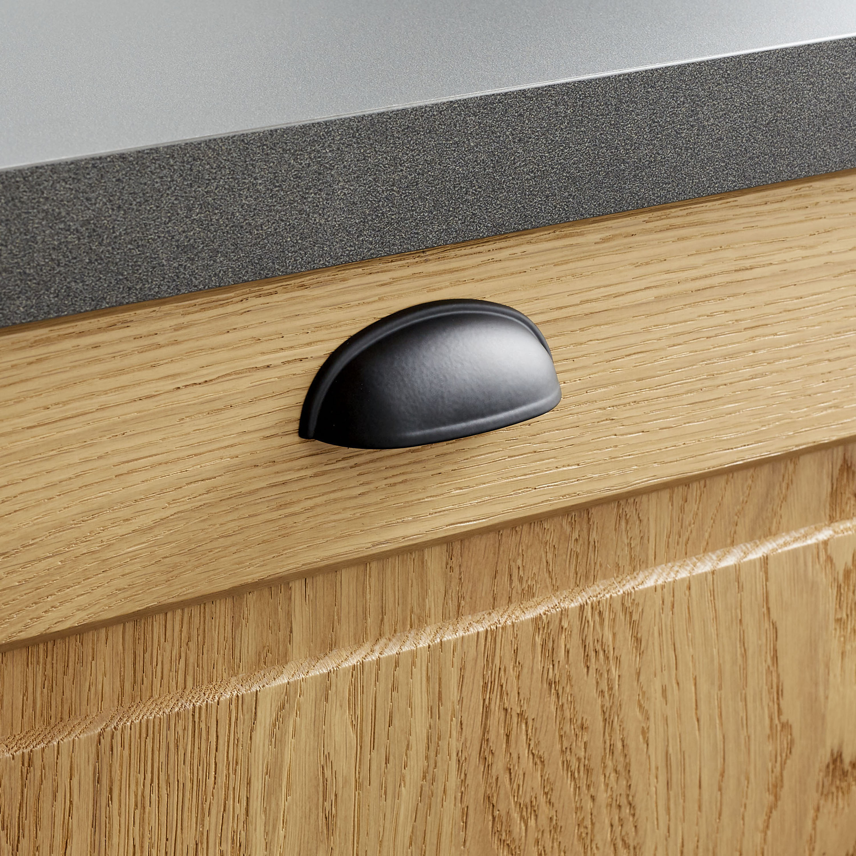 Puxador para móvel INSPIRE CONCHA PRETO MATE 64MM - 6