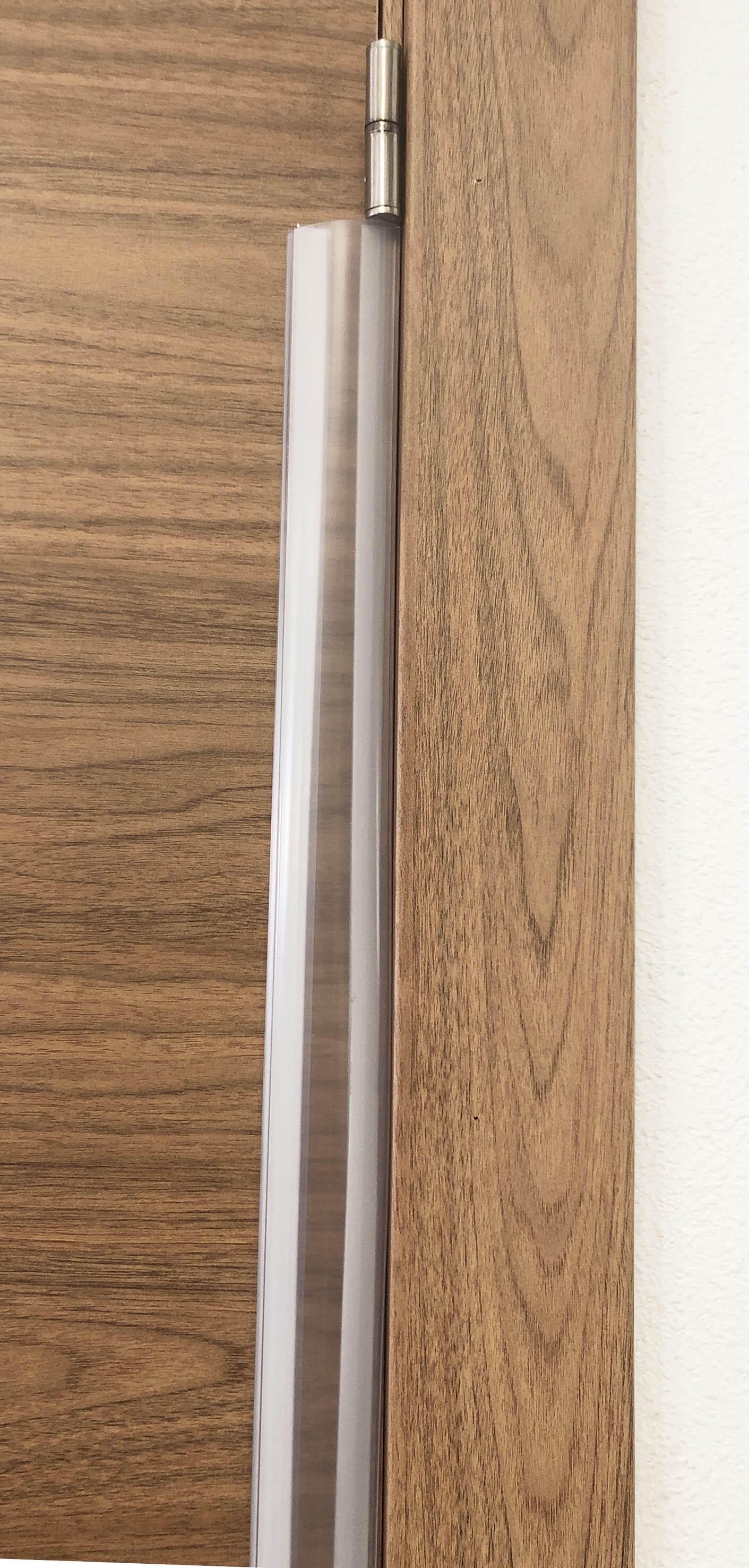 Burlete de puerta exterior BURCASA antipinzamiento en color transparente, 60 mm de espesor x 100 cm de anchura x 6 cm de longitud. Impide el paso del agua. Perfil junta plano. Recortable. Tipo de instalación encolado. - 4