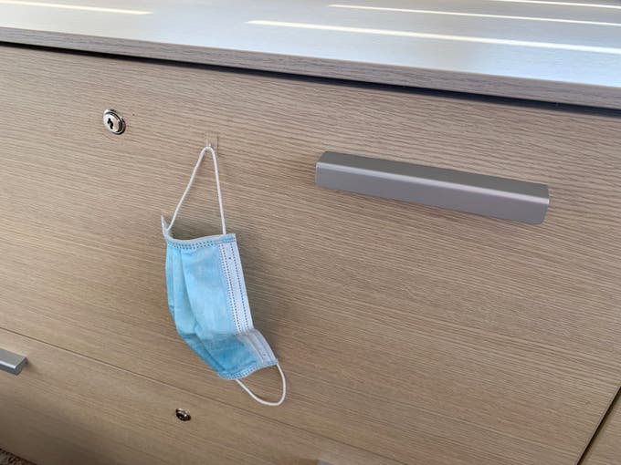 12 Miniganchos transparentes + 14 tiras adhesivas mini