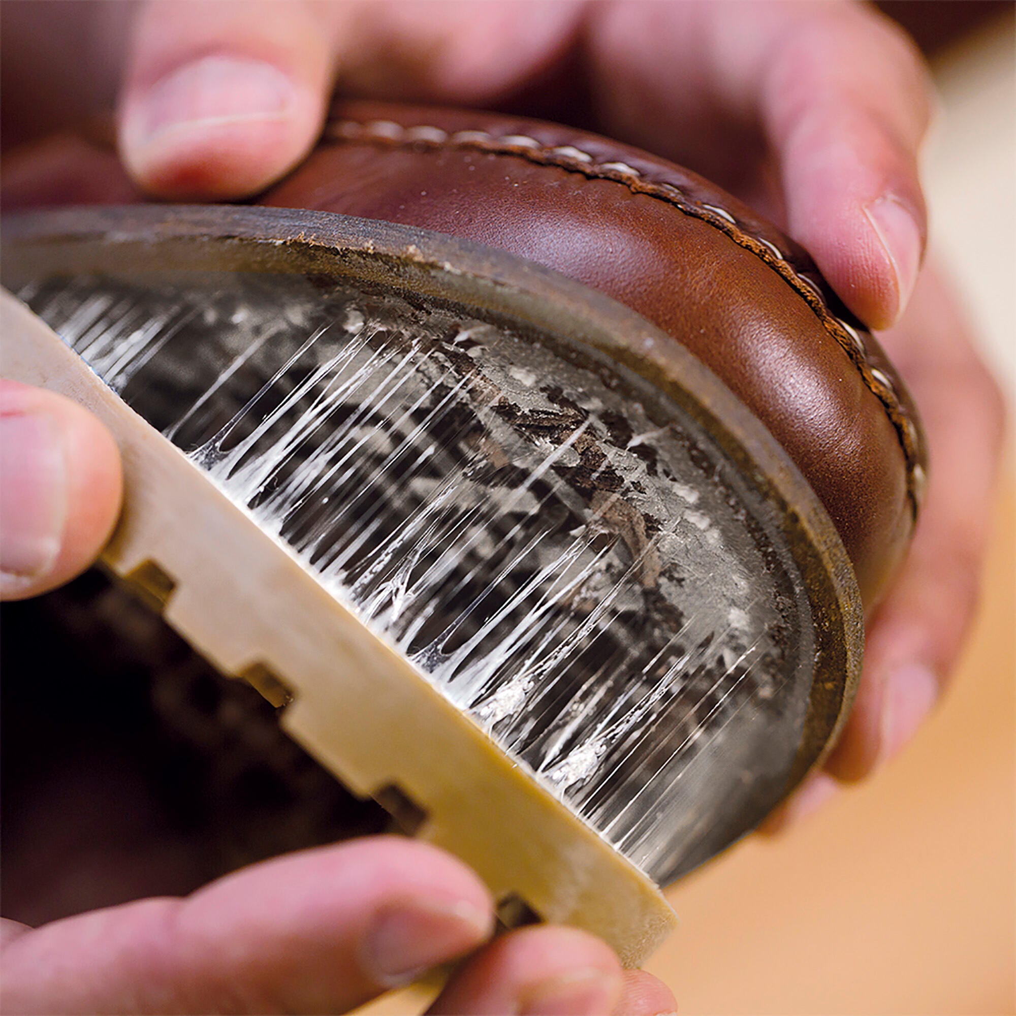 Cola de contacto CONTACTCEYS 30 ml amarillo para cuero, goma elástica. Para unir materiales. - 4