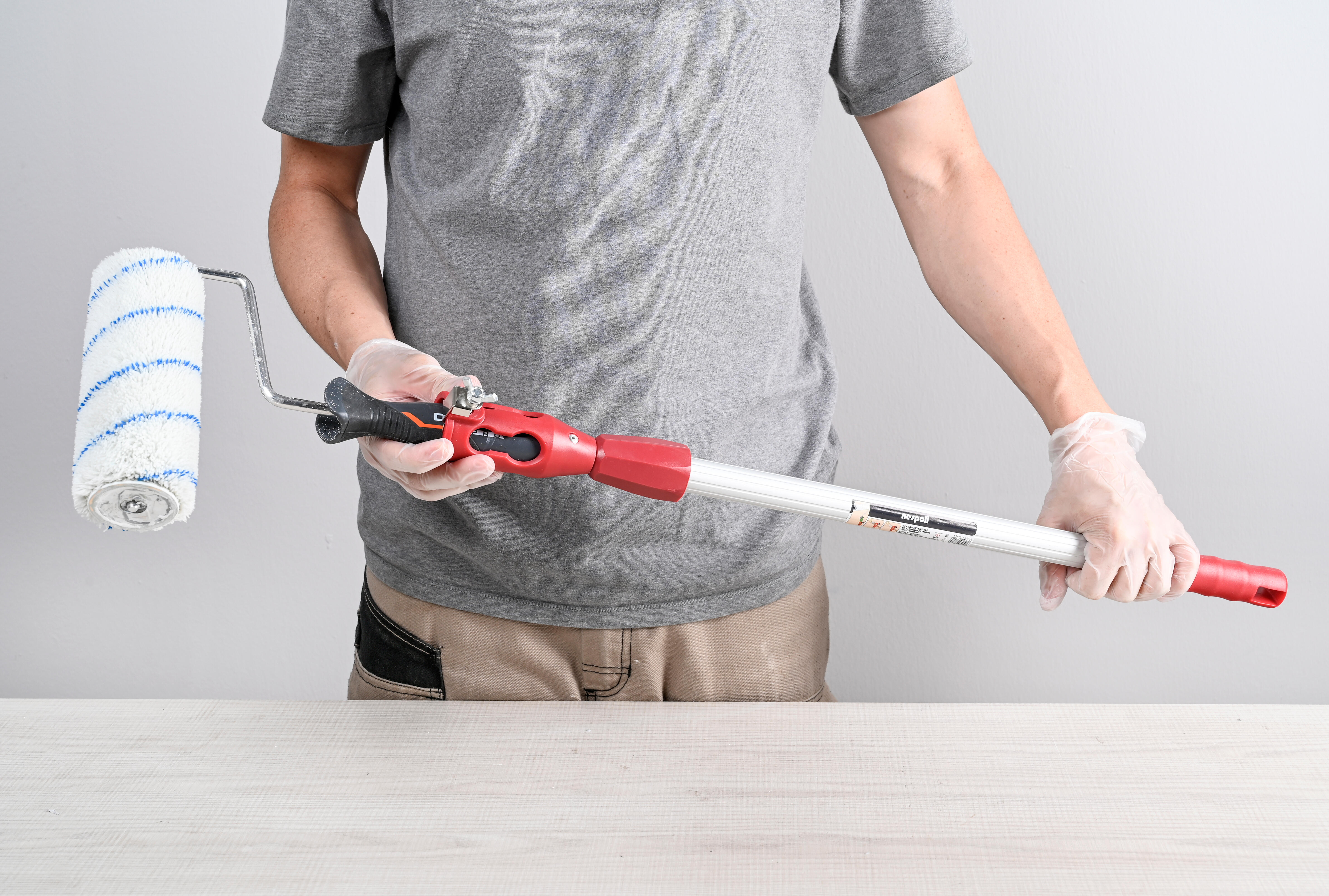 Alargador para pintar de aluminio NESPOLI desde 68.5 hasta 100 cm de longitud. Articulado. Empuñadura ergonómica. Tipo de sujeción mediante apriete. - 2