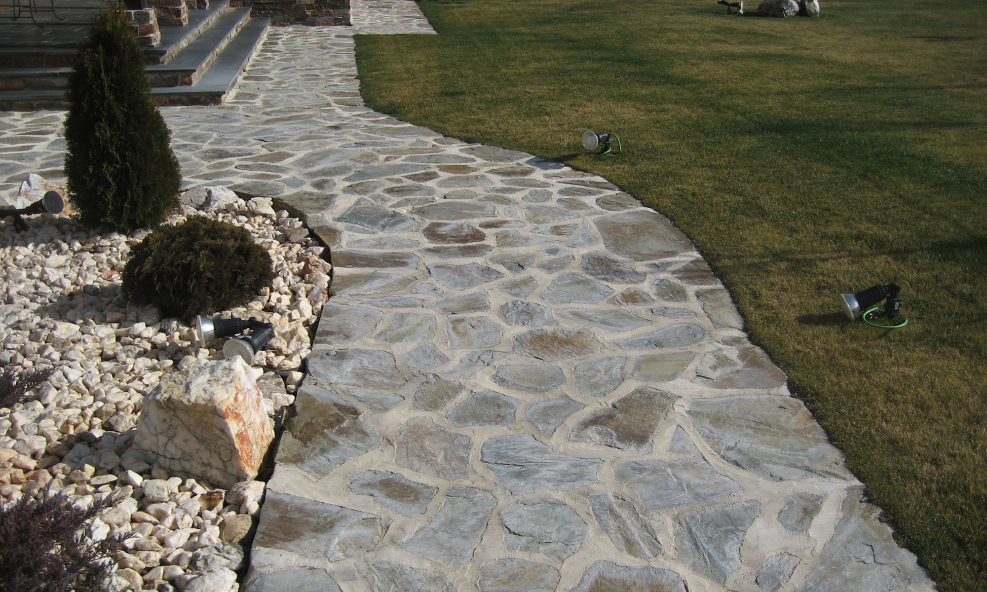Cómo instalar un solado de piedra irregular en tu jardín | Leroy Merlin
