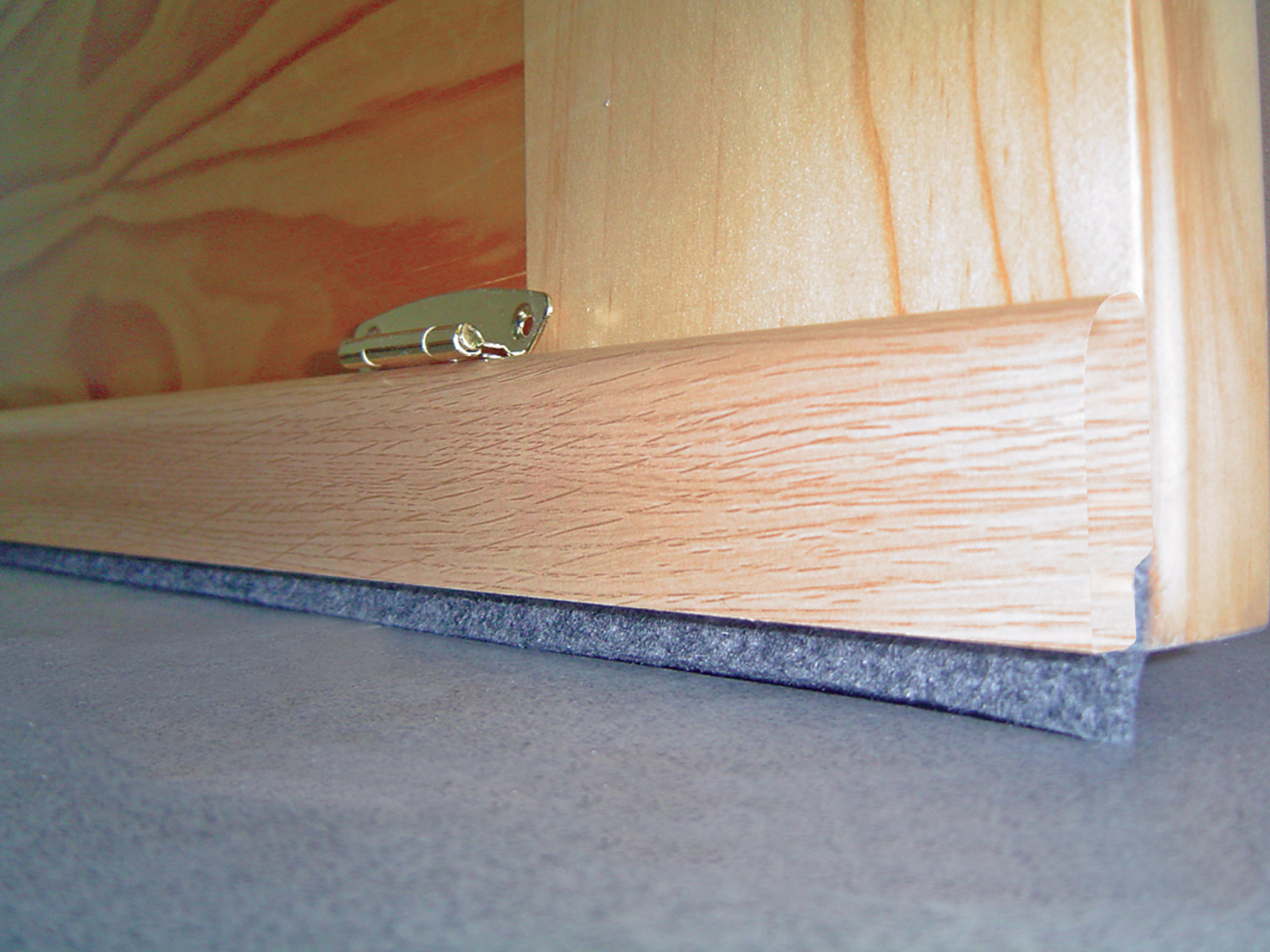 Burlete de puerta interior BURCASA basculante madera en color marrón, 30 mm de espesor x 91.5 cm de anchura x 3 cm de longitud. Recortable. Tipo de instalación atornillar. - 2