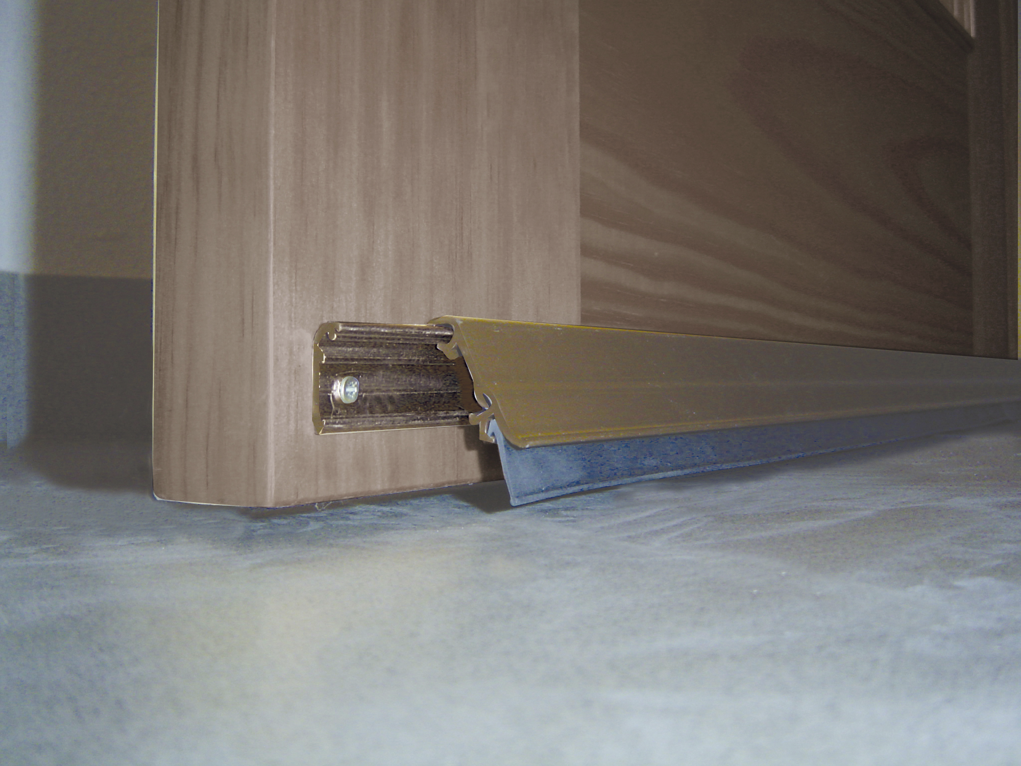 Burlete de puerta exterior BURCASA basculante aluminio en color marrón, 33 mm de espesor x 4.5 cm de altura x 93 cm de longitud. Impide el paso del agua. Recortable. Tipo de instalación atornillar. - 2