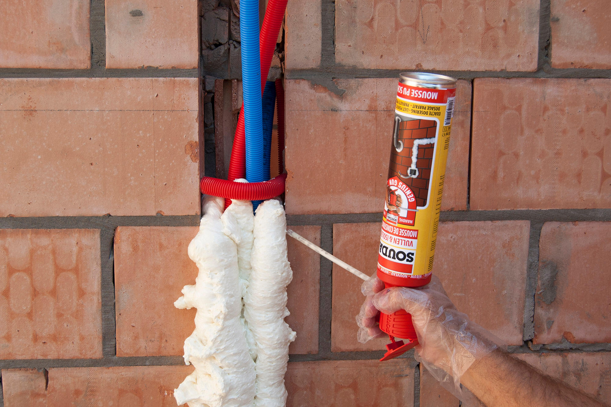 Espuma de poliuretano SOUDAL Genius Mega 600 ml para puertas, ventanas y paredes en color amarillo. Tiempo de secado 20-25 minutos. Aplicación manual. - 4