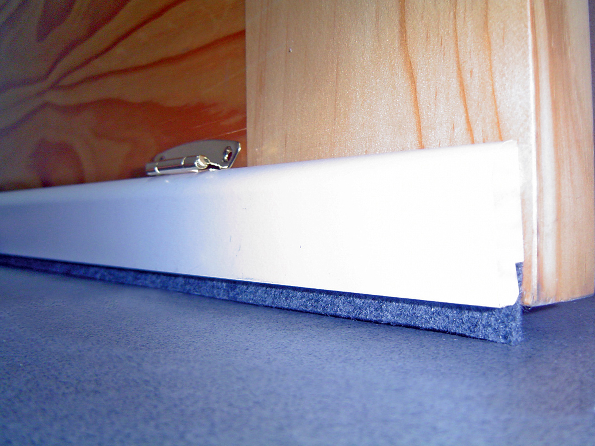 Burlete de puerta interior BURCASA basculante madera en color blanco, 12 mm de espesor x 5 cm de altura x 91.5 cm de longitud. Recortable. Tipo de instalación atornillar - 2