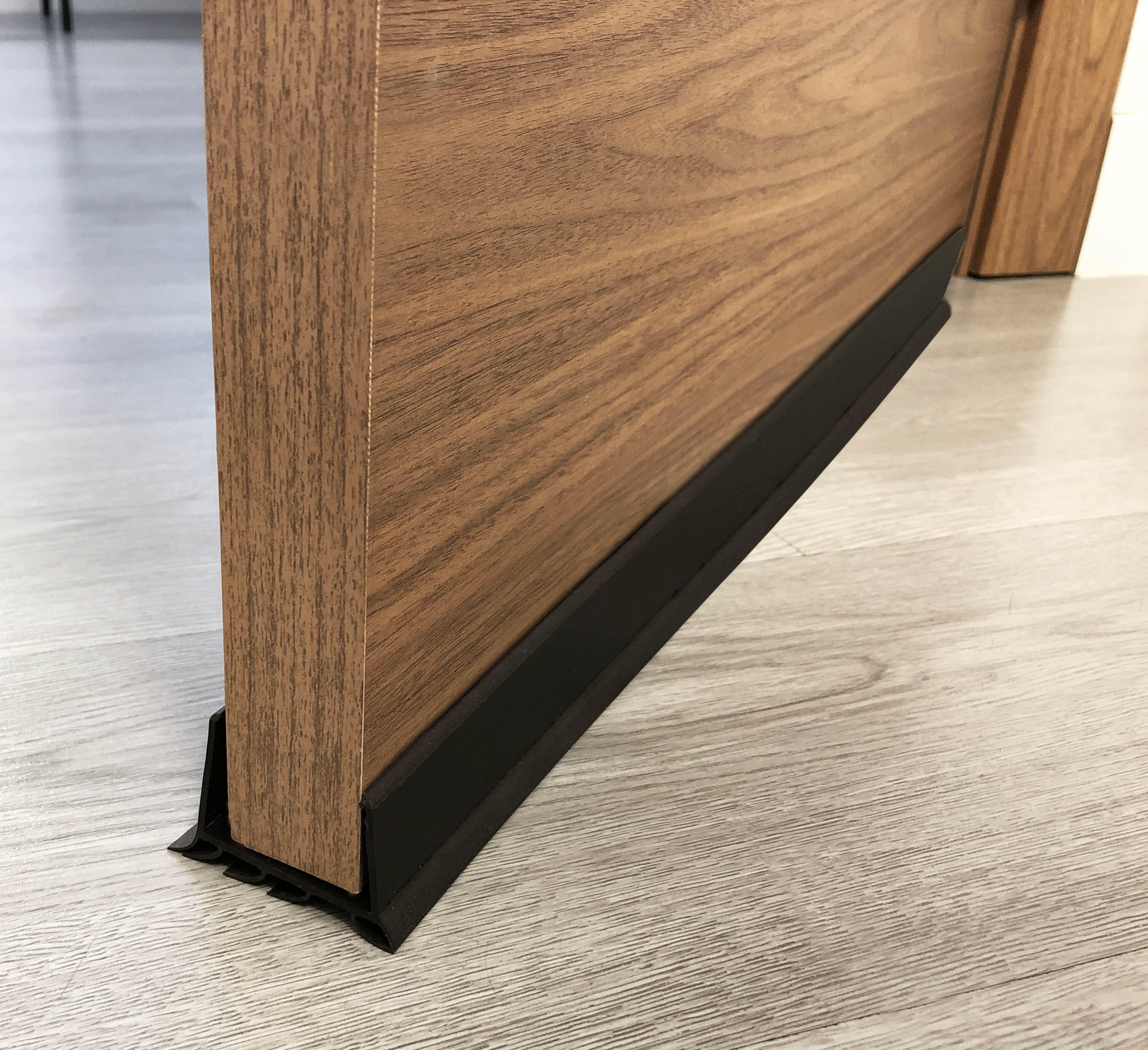 Burlete de puerta exterior BURCASA pvc flex quatro stop en color marrón, 55 mm de espesor x 5 cm de altura x 100 cm de longitud. Impide el paso del agua. Perfil junta plano. Recortable. Tipo de instalación deslizar. - 3