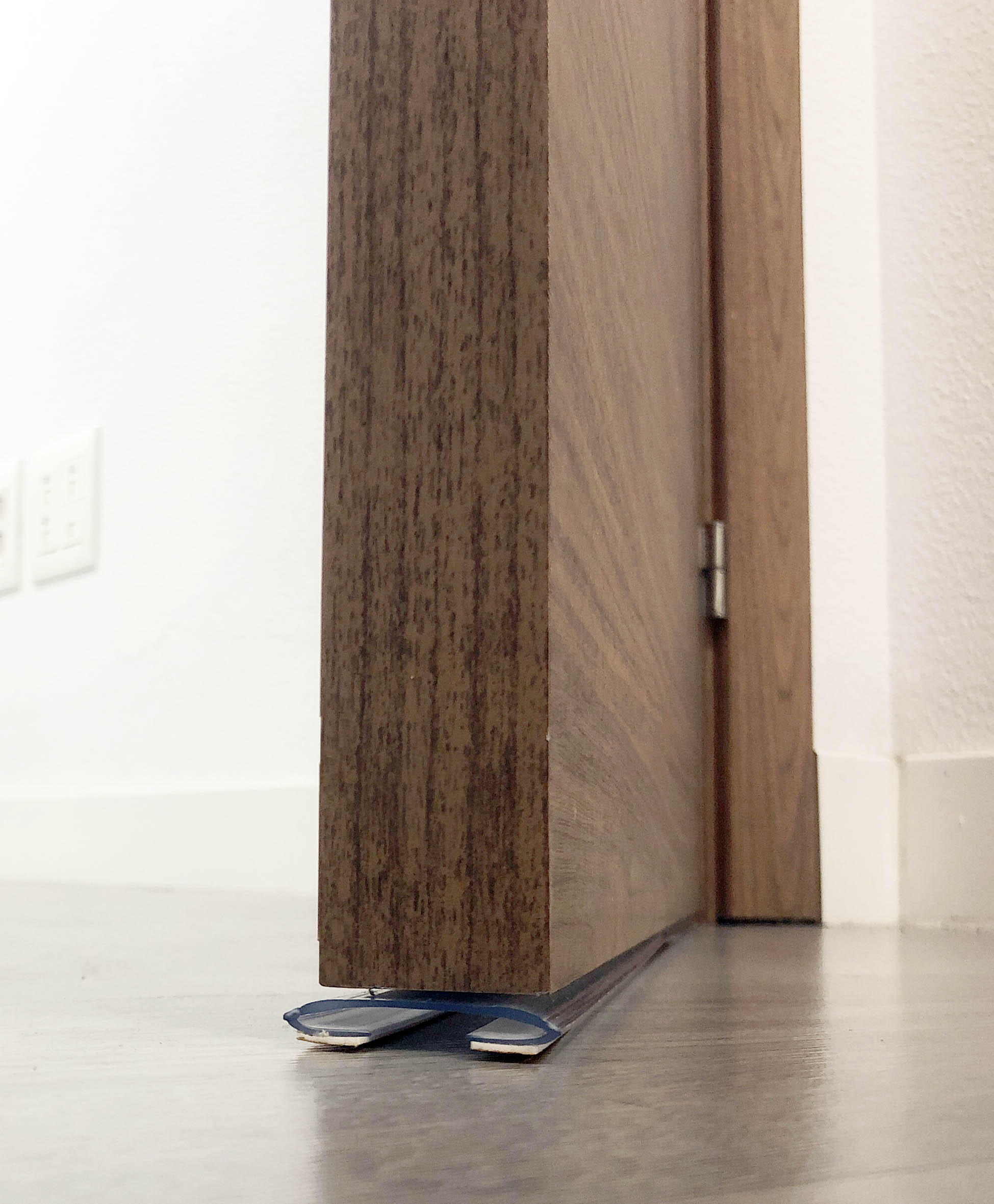 Burlete de puerta exterior BURCASA antipinzamiento en color transparente, 60 mm de espesor x 100 cm de anchura x 6 cm de longitud. Impide el paso del agua. Perfil junta plano. Recortable. Tipo de instalación encolado. - 3